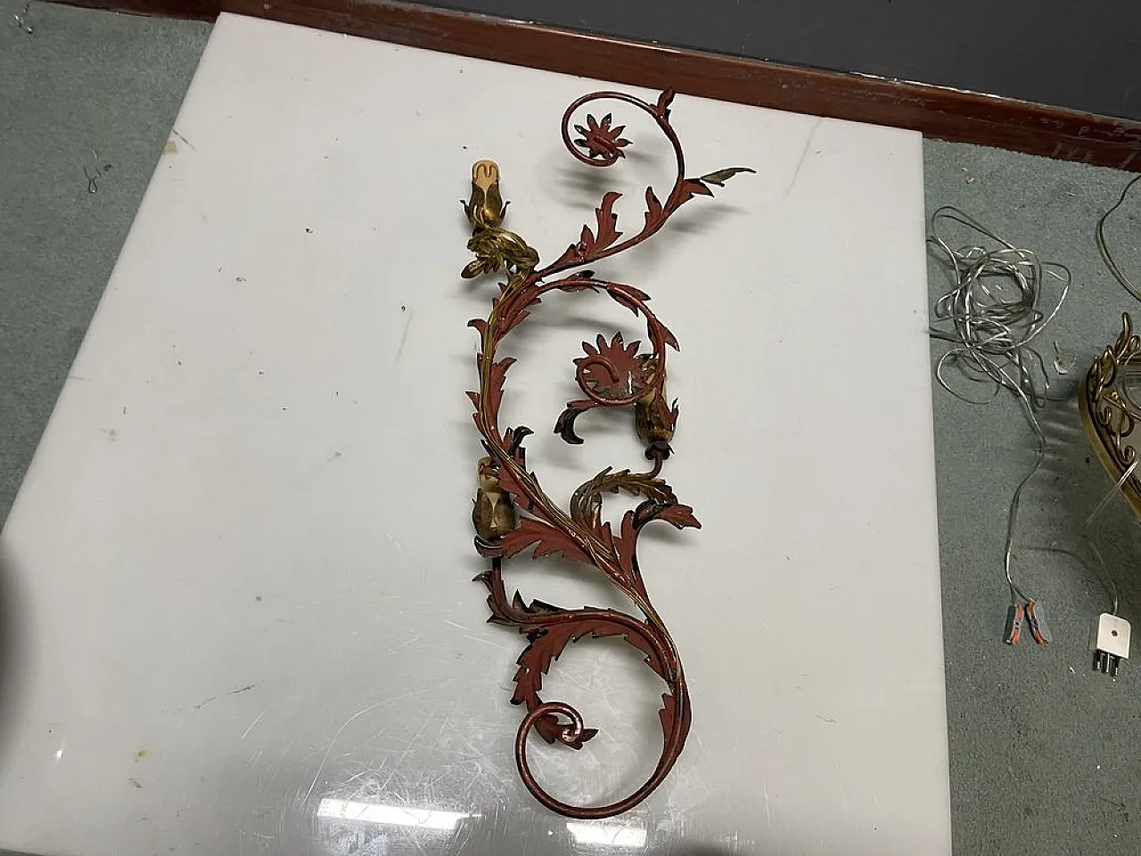 Pair of large Florentine sconces in golden metal, Italy, 1950s 10