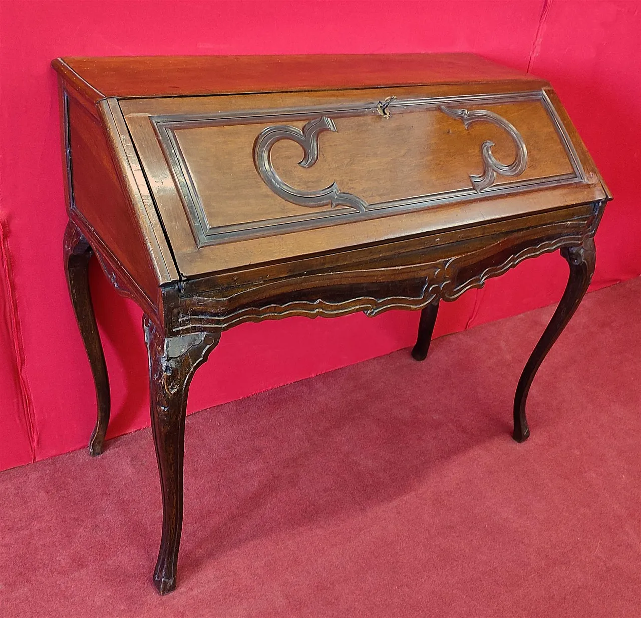 Walnut drop-leaf writing desk, 18th century 1