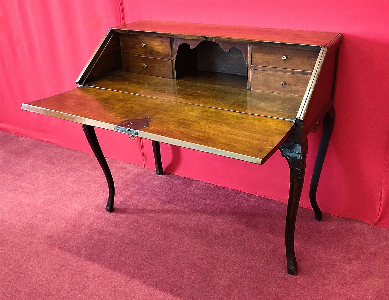 Walnut drop-leaf writing desk, 18th century 2