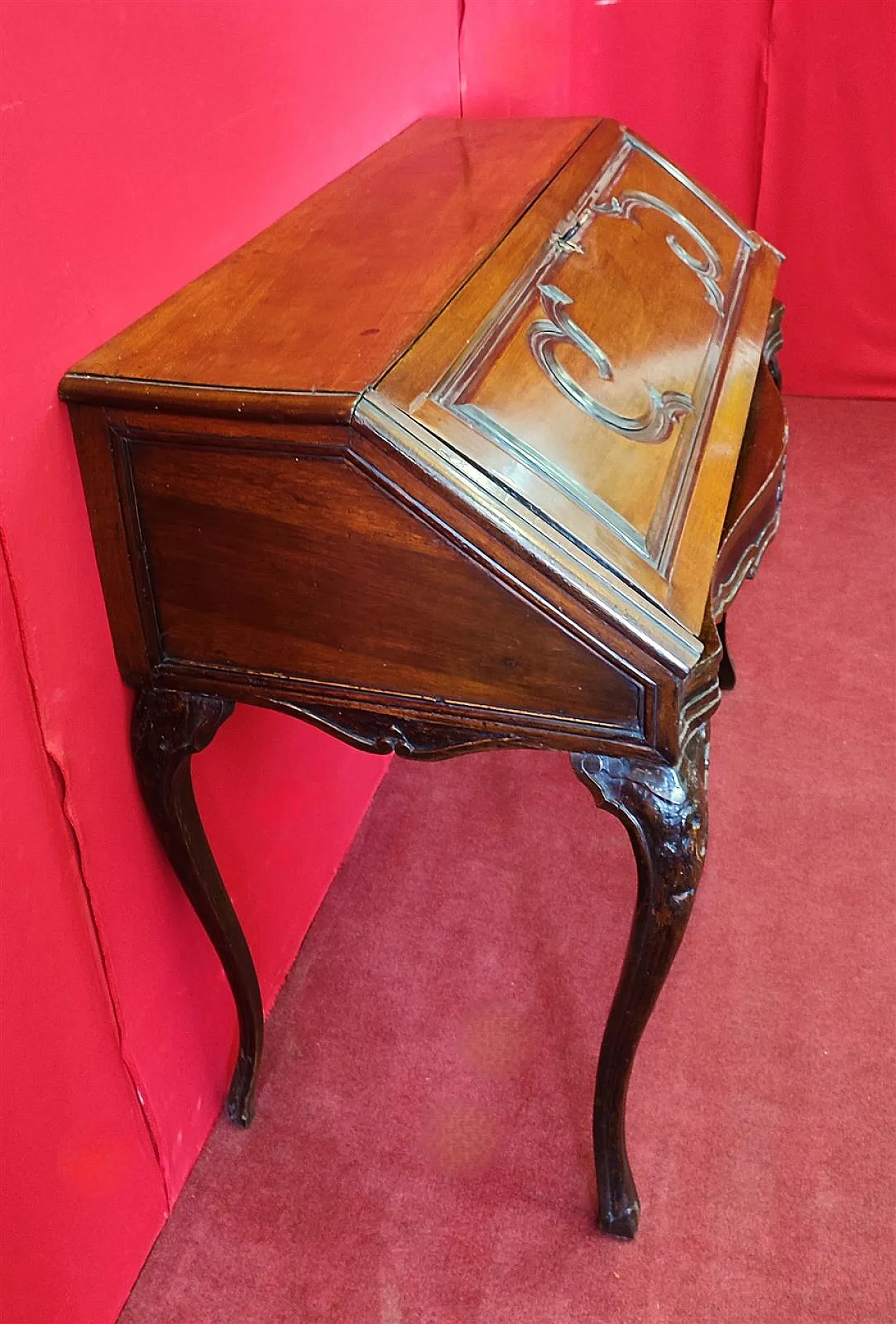 Walnut drop-leaf writing desk, 18th century 3