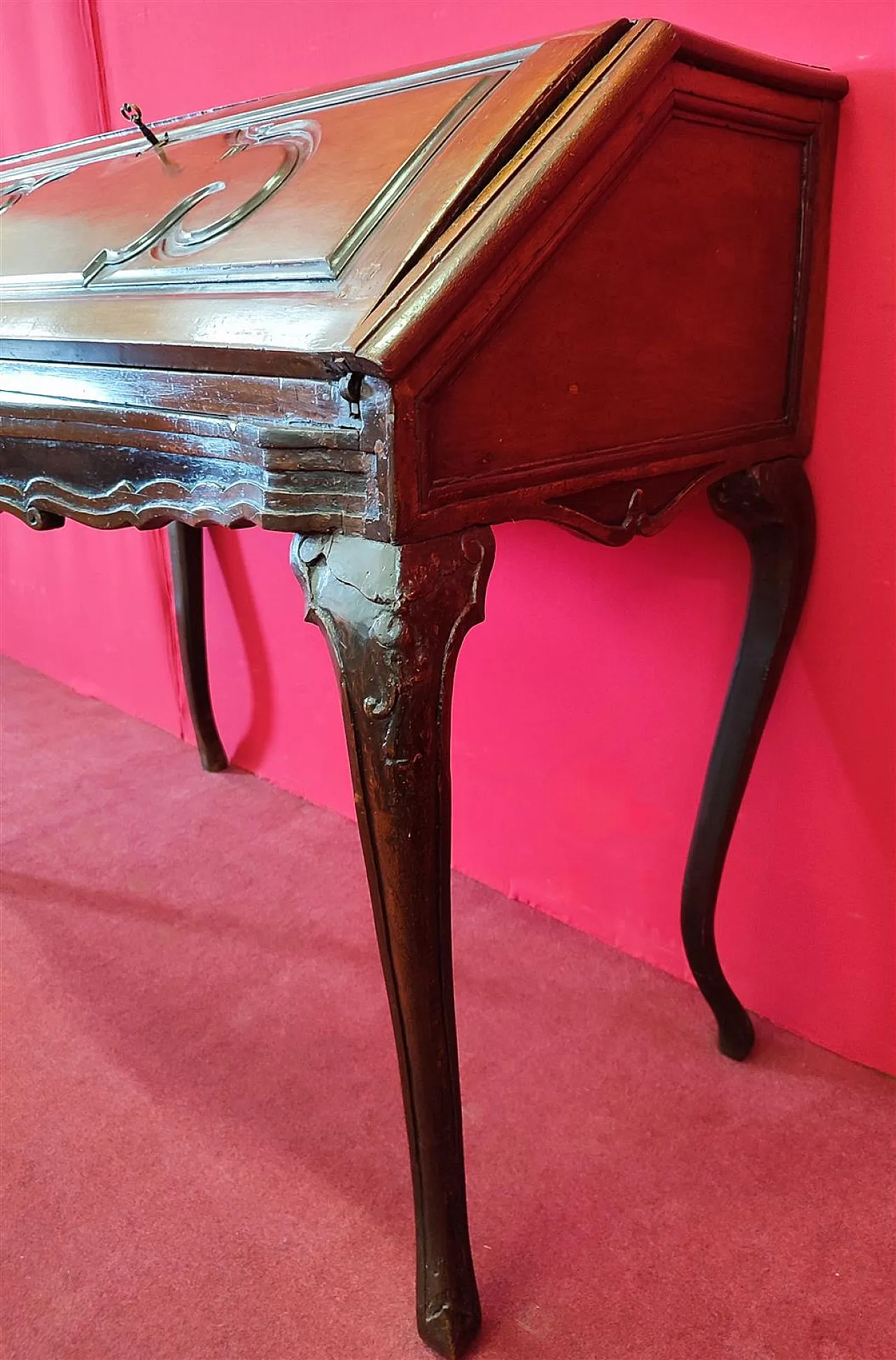 Walnut drop-leaf writing desk, 18th century 5