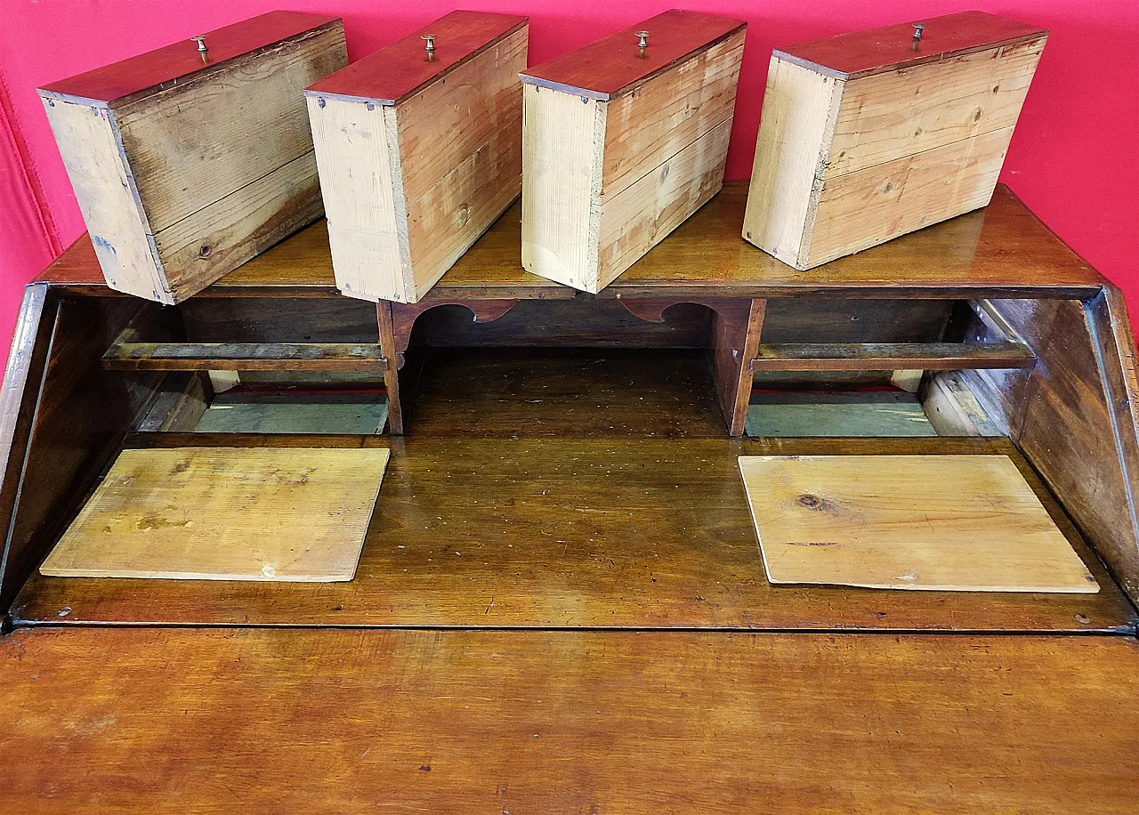 Walnut drop-leaf writing desk, 18th century 7