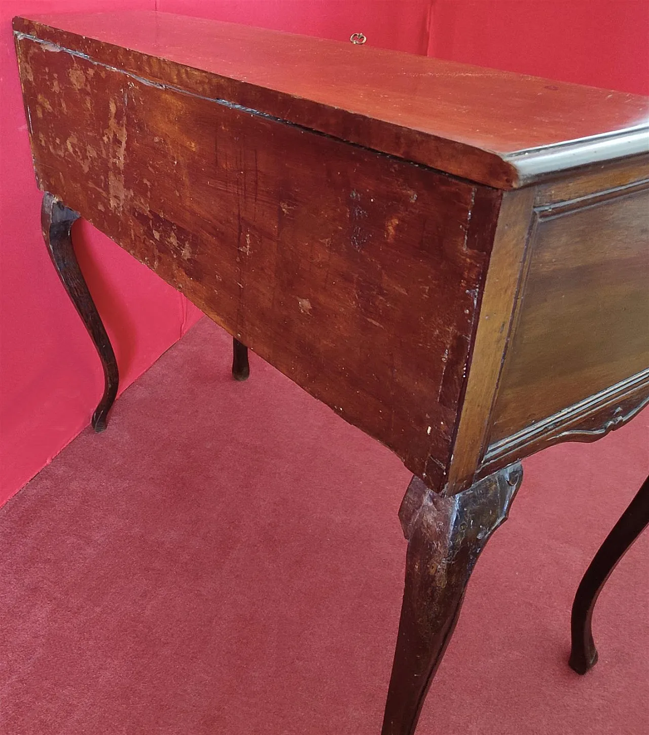 Walnut drop-leaf writing desk, 18th century 9