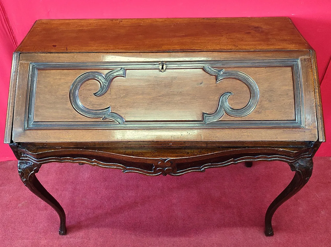 Walnut drop-leaf writing desk, 18th century 10