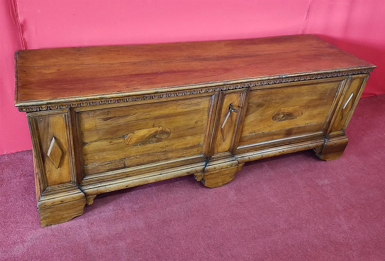 Light walnut chest, 18th century 1
