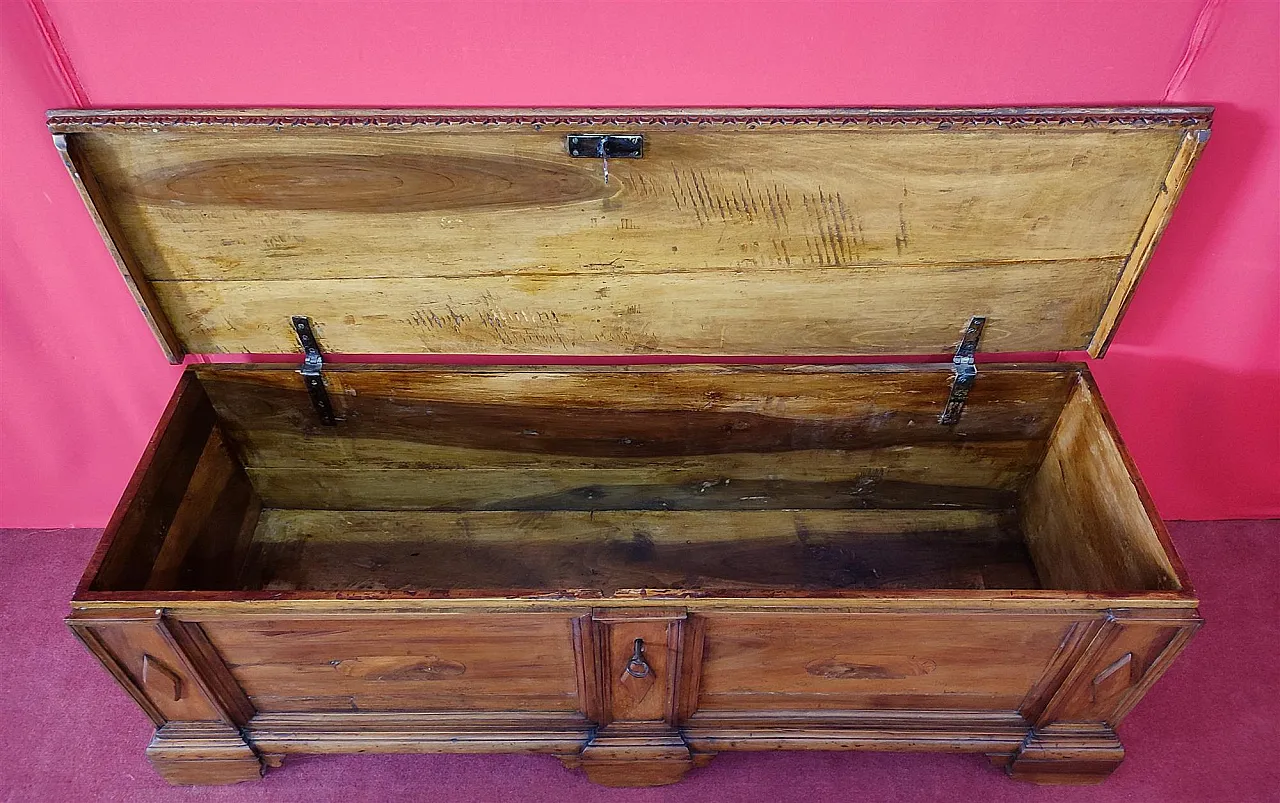 Light walnut chest, 18th century 6