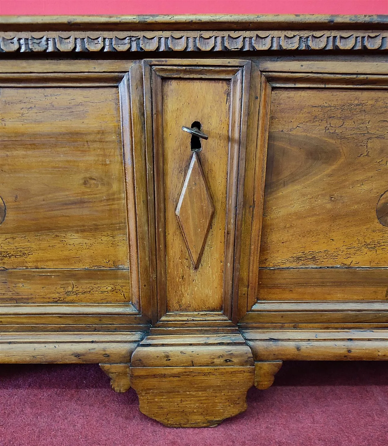 Light walnut chest, 18th century 8