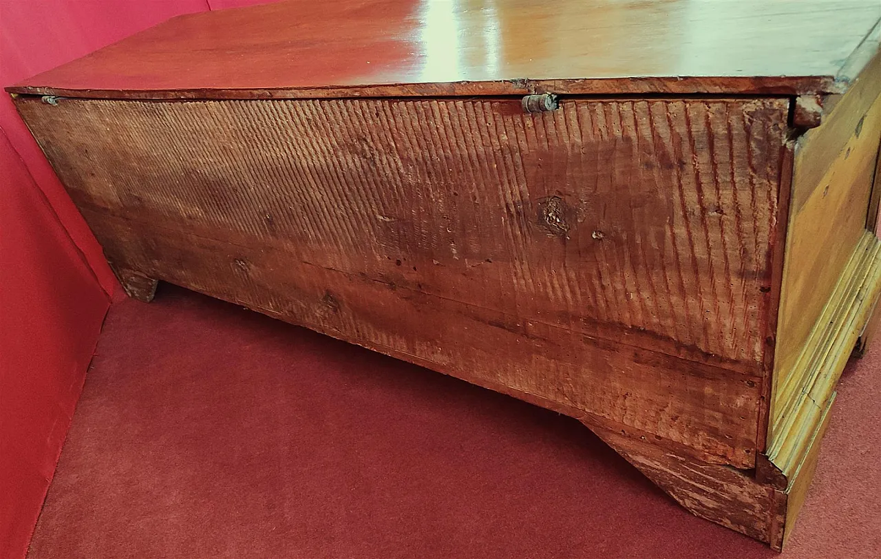 Light walnut chest, 18th century 9