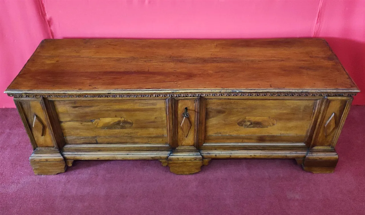 Light walnut chest, 18th century 10
