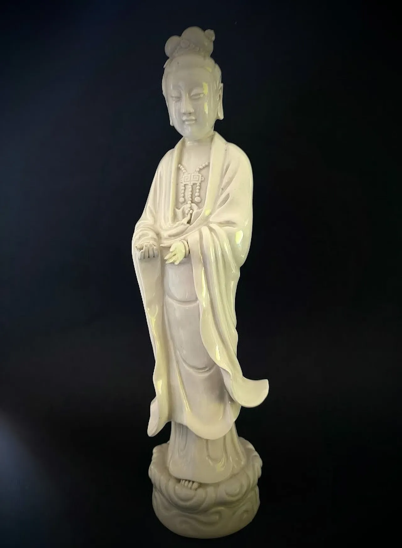 Figurina di Guanyin in porcellana Blanc de Chine, '800 1
