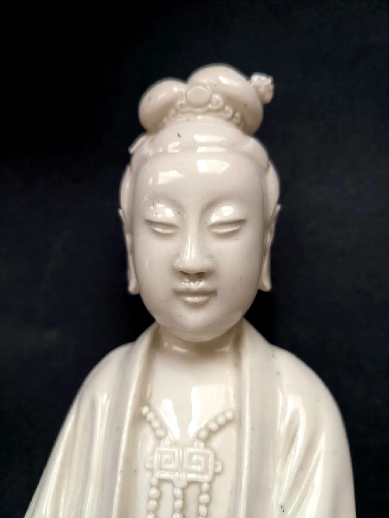 Figurina di Guanyin in porcellana Blanc de Chine, '800 10