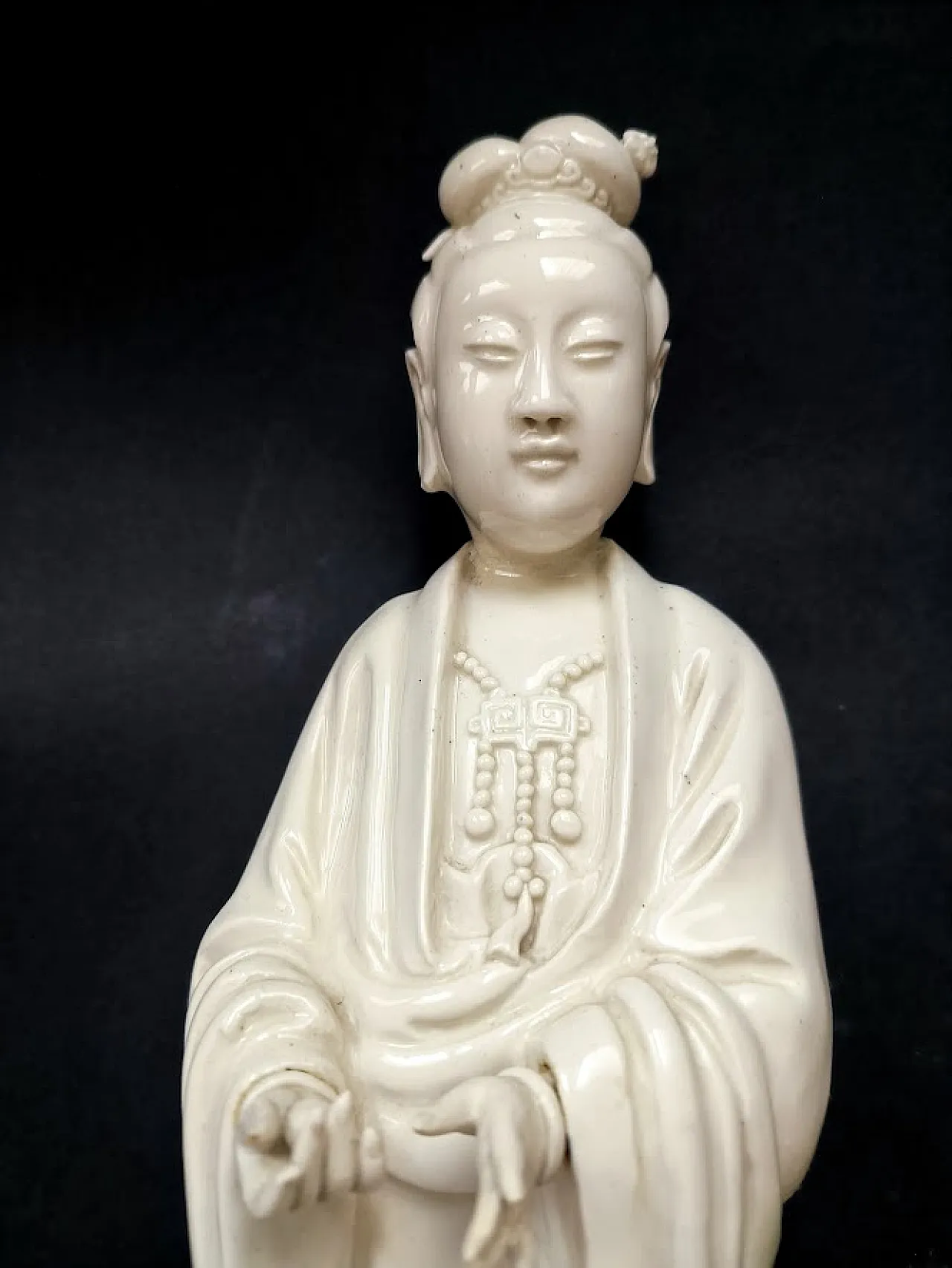 Figurina di Guanyin in porcellana Blanc de Chine, '800 11