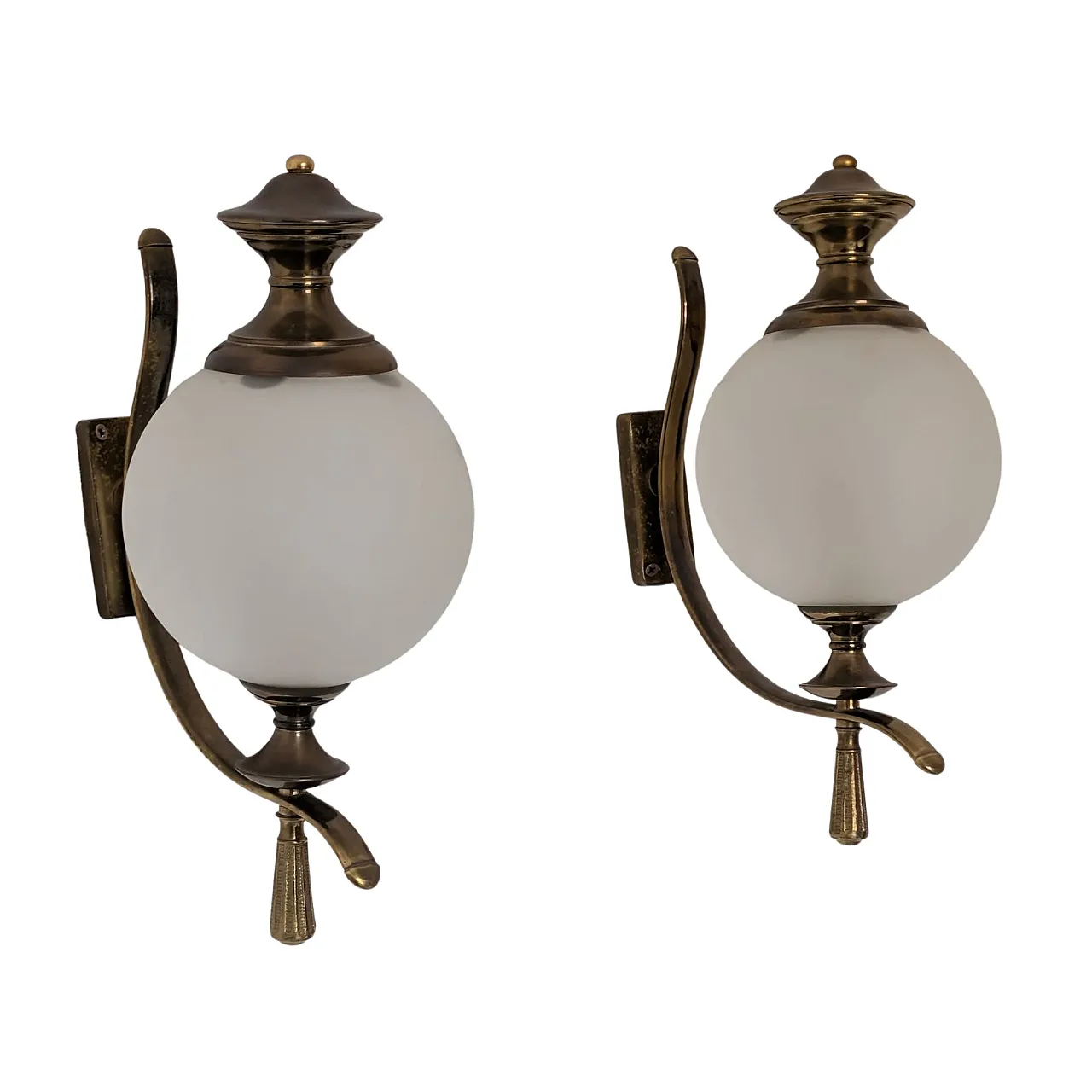 Coppia di appliques in ottone e vetro satinato, anni ’60 1