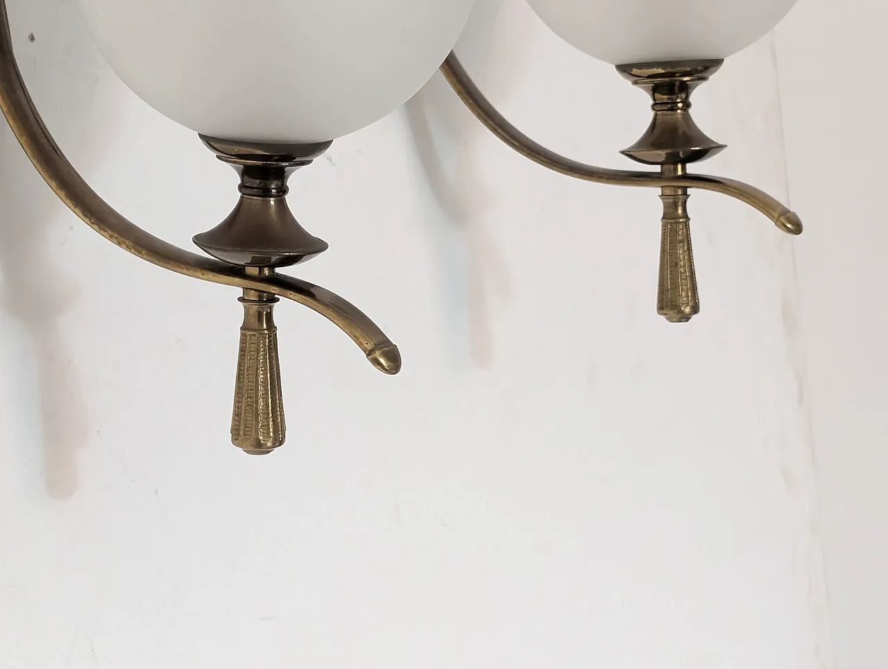 Coppia di appliques in ottone e vetro satinato, anni ’60 2