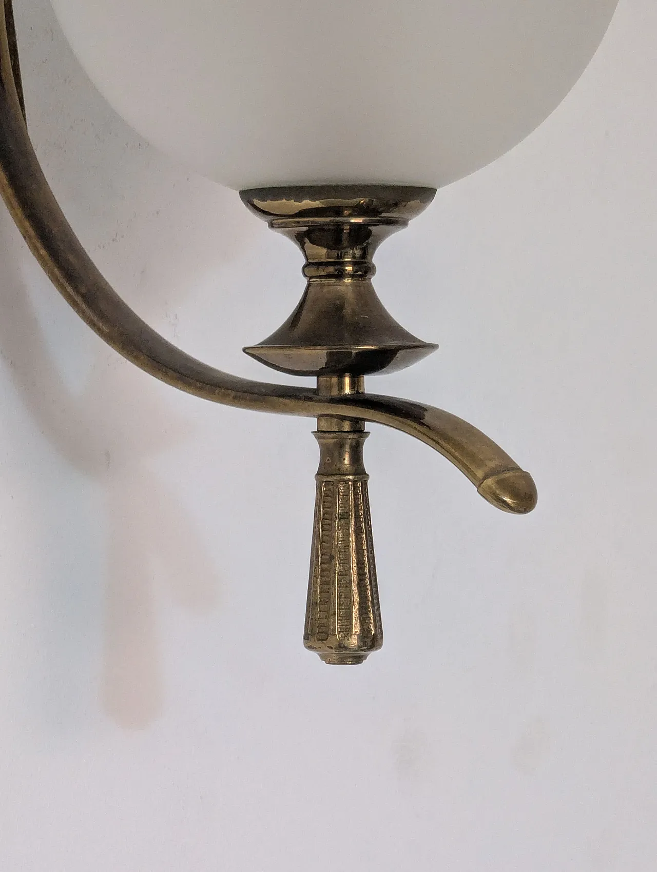 Coppia di appliques in ottone e vetro satinato, anni ’60 3