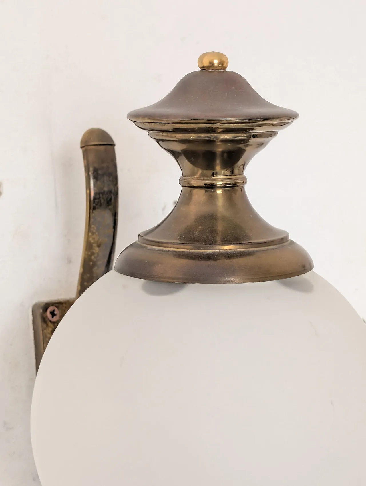 Coppia di appliques in ottone e vetro satinato, anni ’60 5