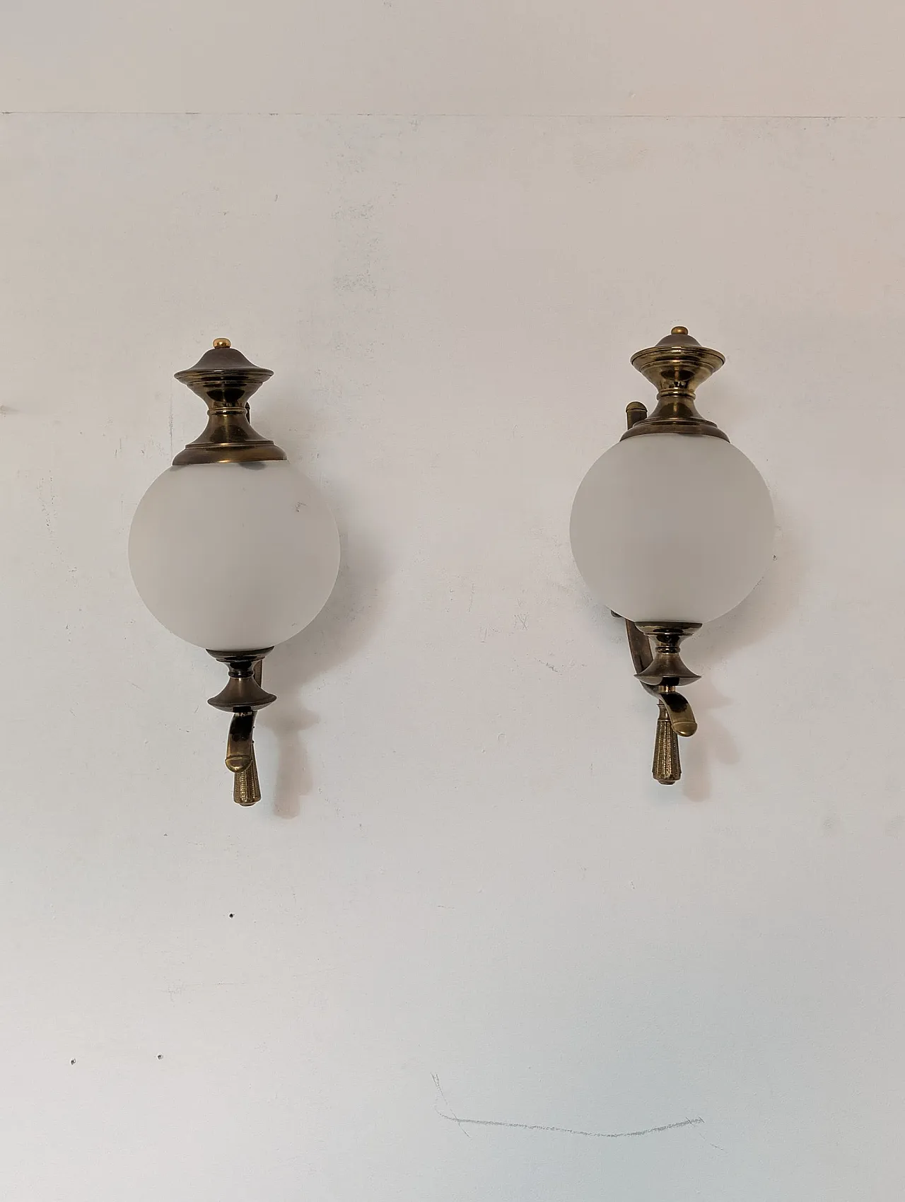 Coppia di appliques in ottone e vetro satinato, anni ’60 6