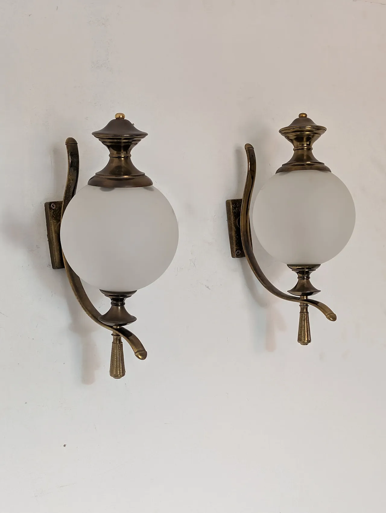 Coppia di appliques in ottone e vetro satinato, anni ’60 7