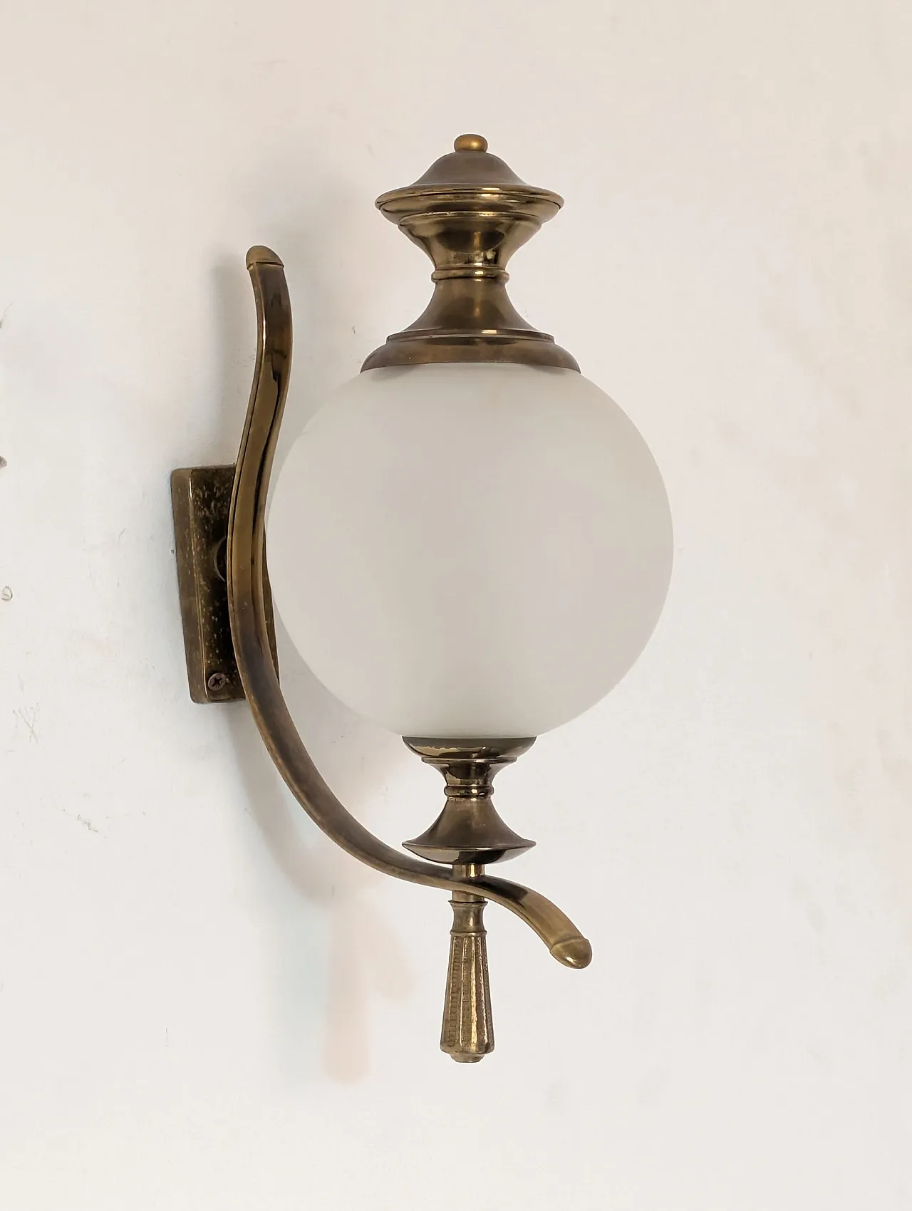 Coppia di appliques in ottone e vetro satinato, anni ’60 9
