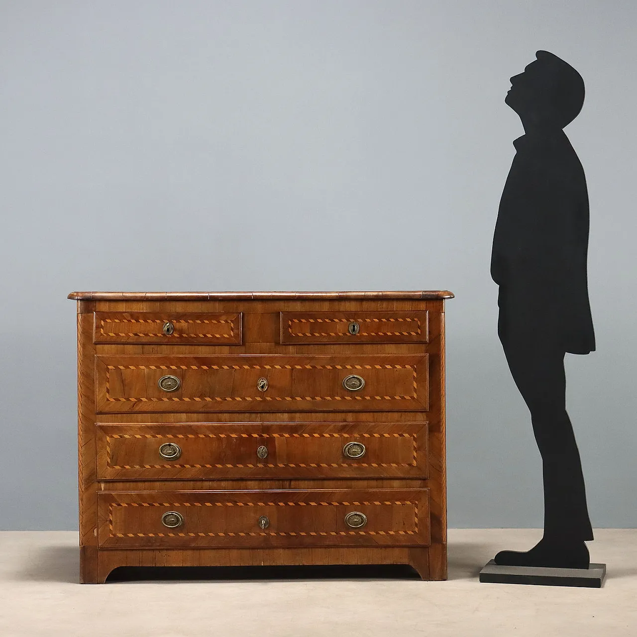 Walnut chest of drawers, 18th century 2