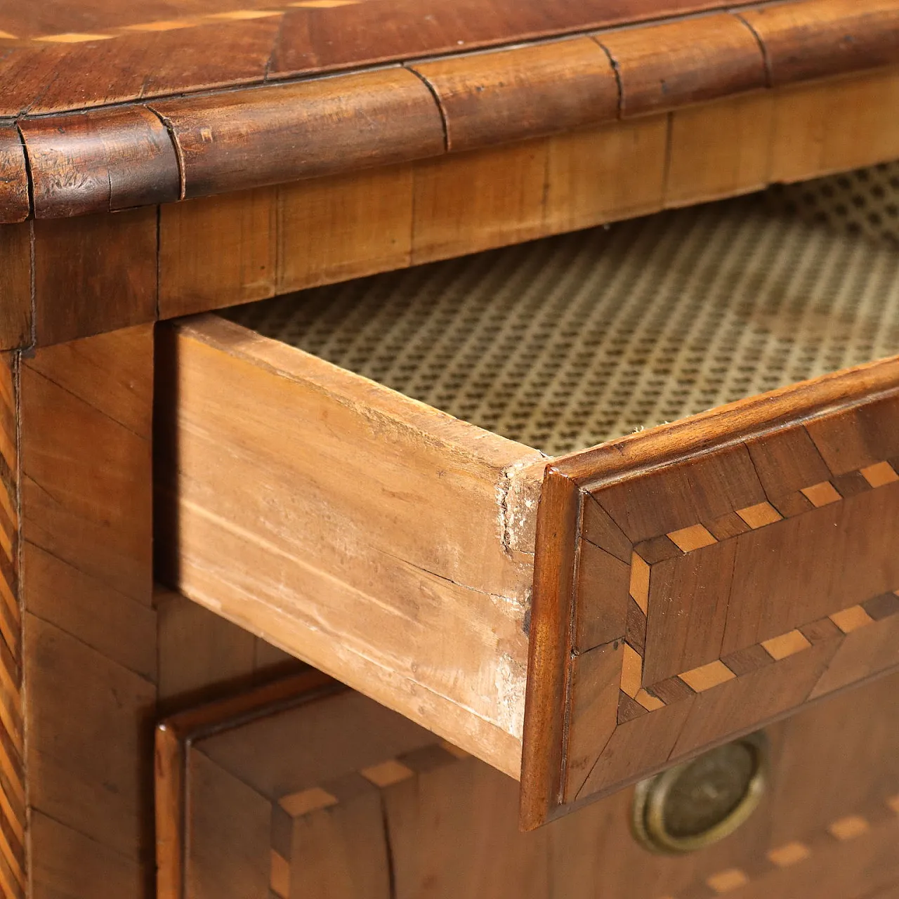 Walnut chest of drawers, 18th century 3