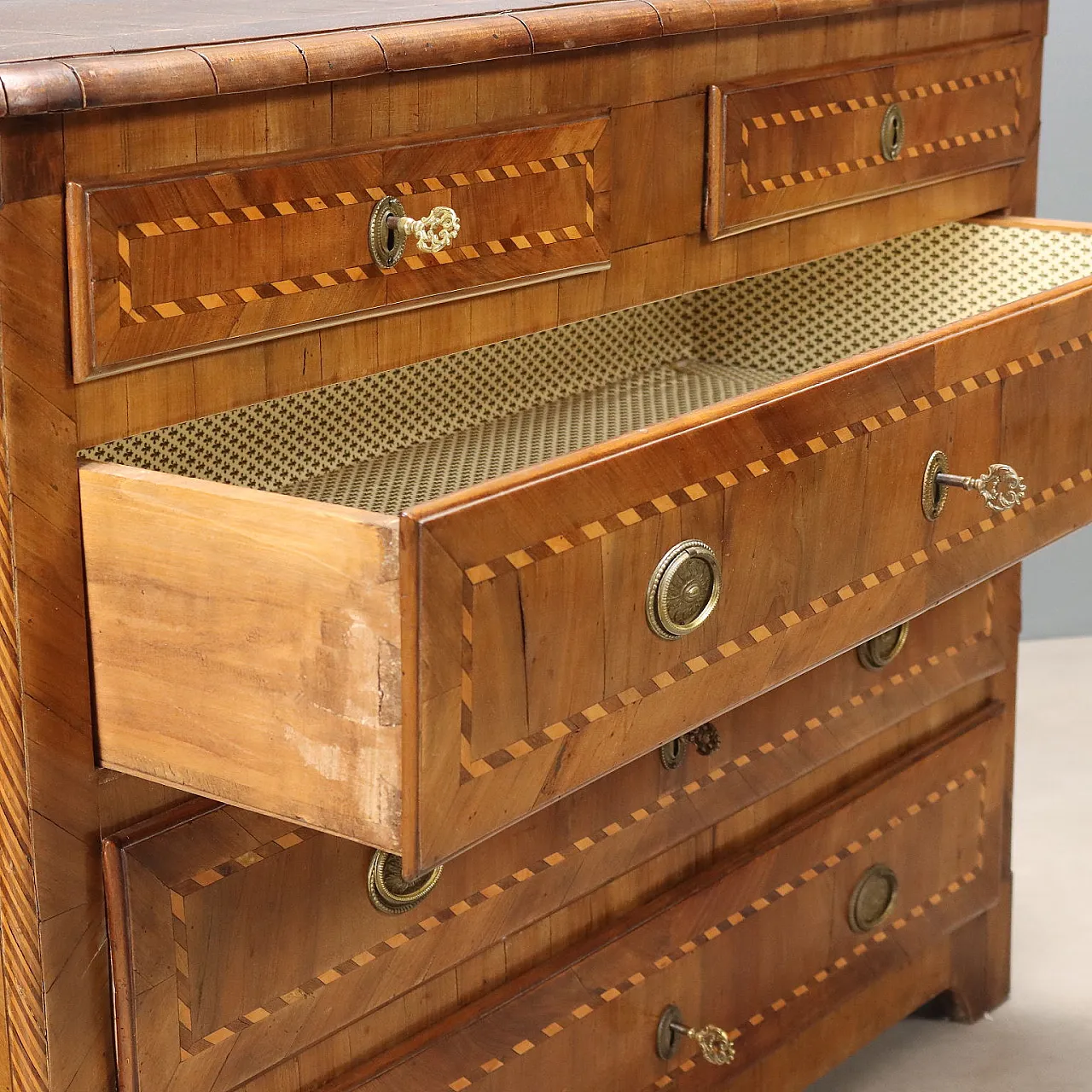Walnut chest of drawers, 18th century 4