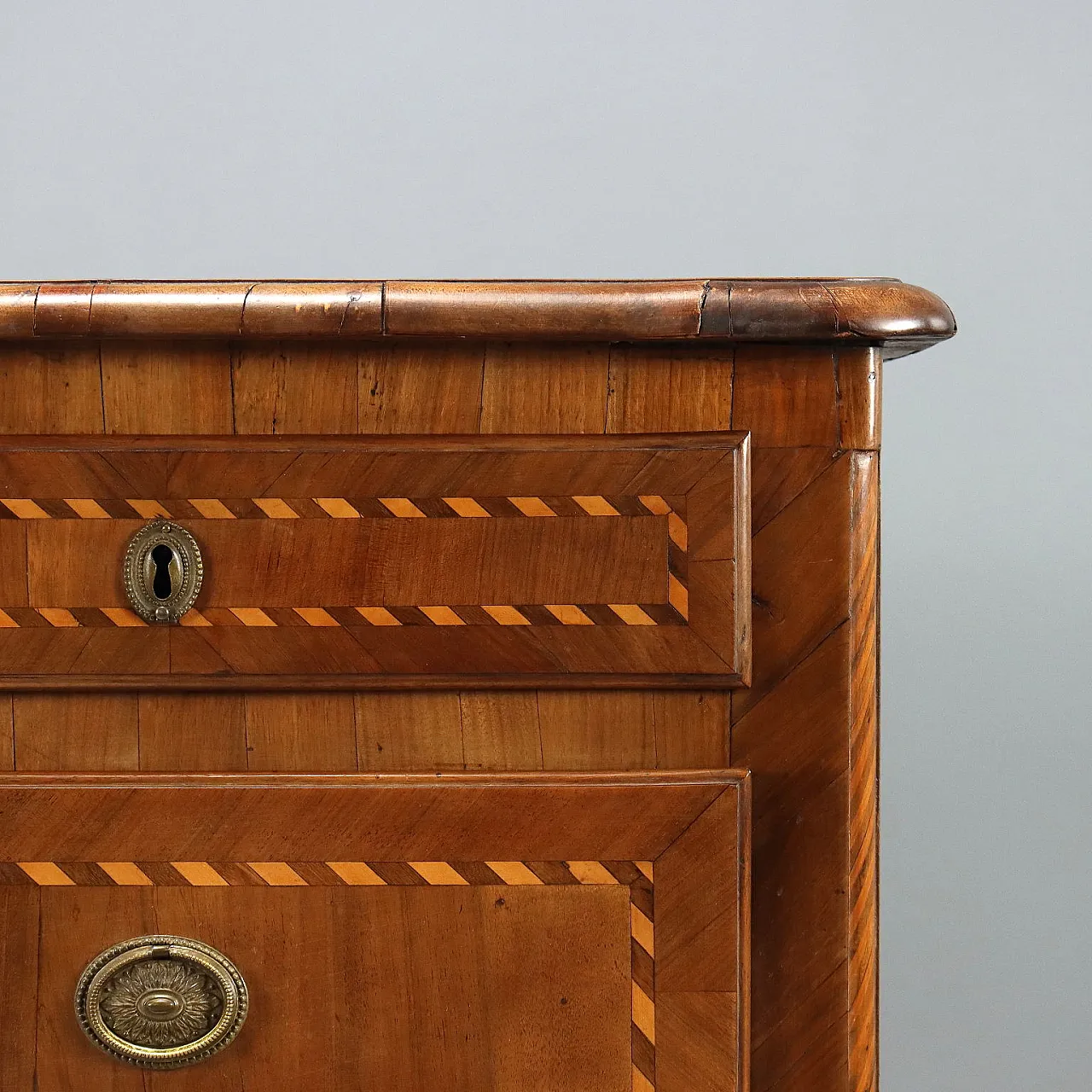 Walnut chest of drawers, 18th century 5
