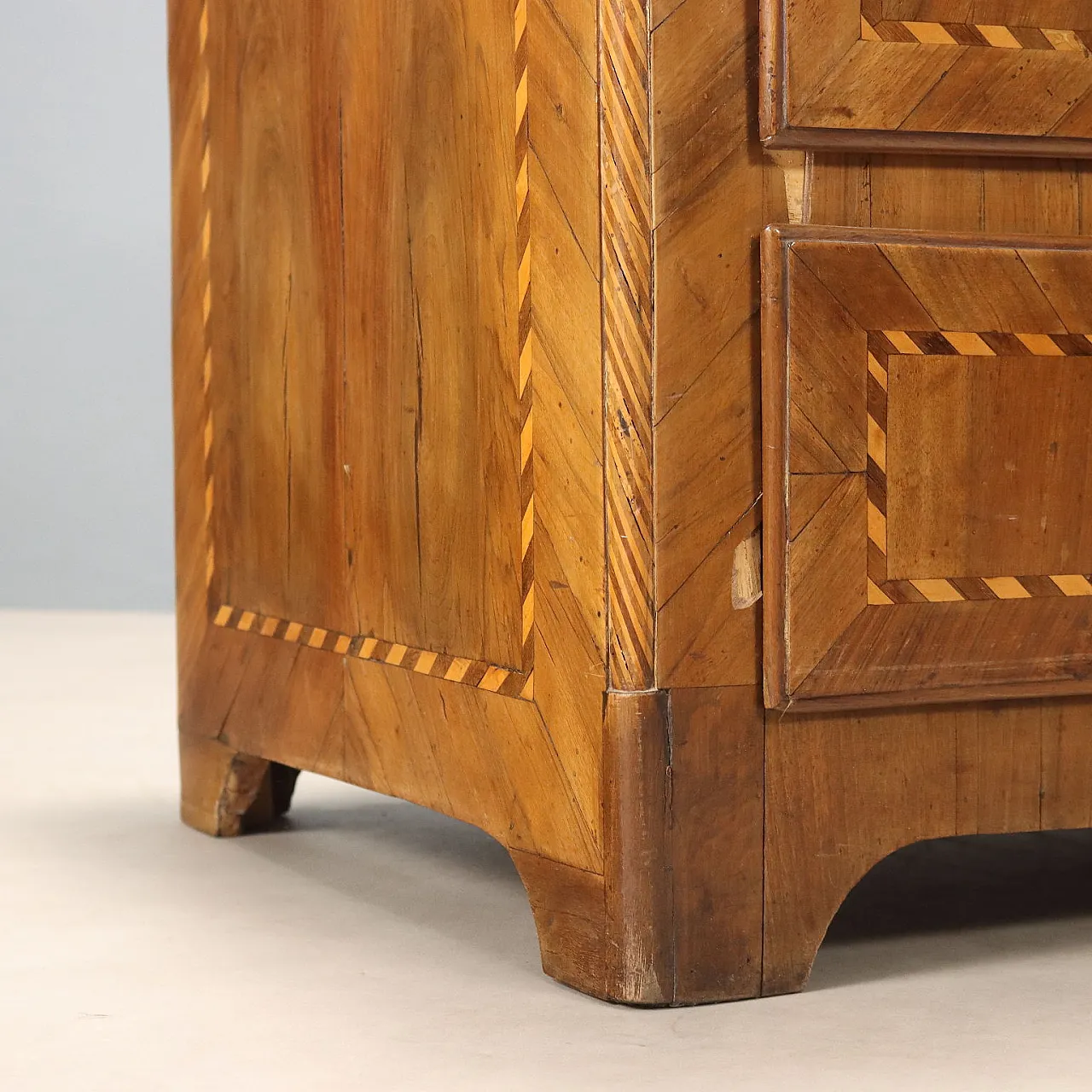 Walnut chest of drawers, 18th century 6