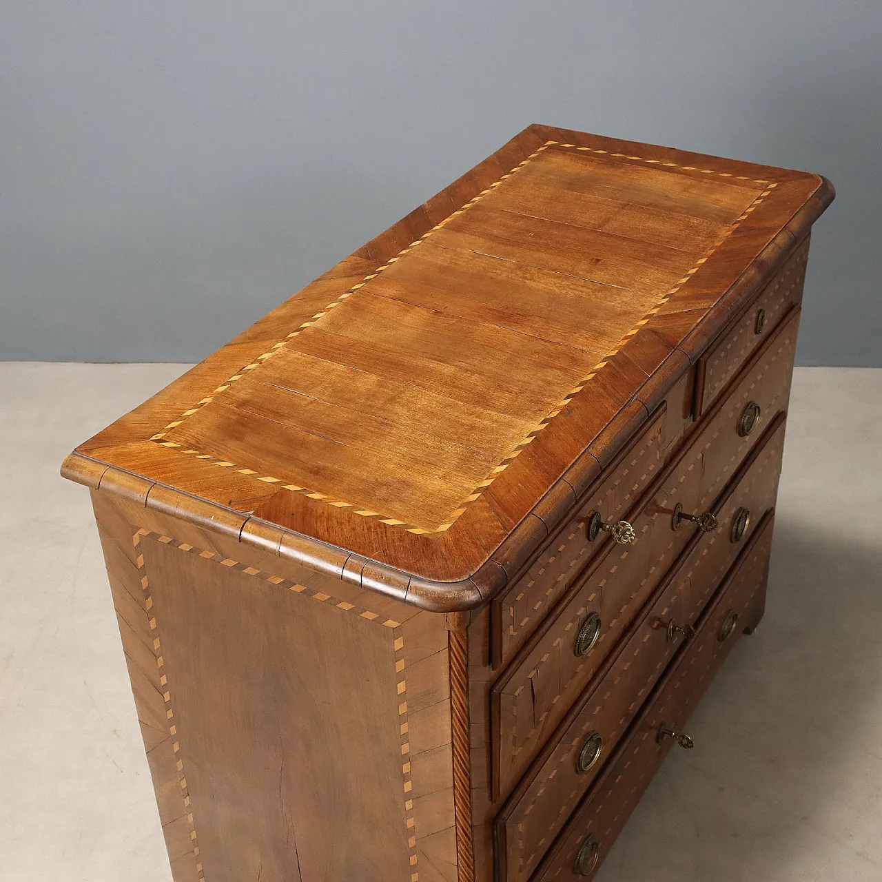 Walnut chest of drawers, 18th century 7