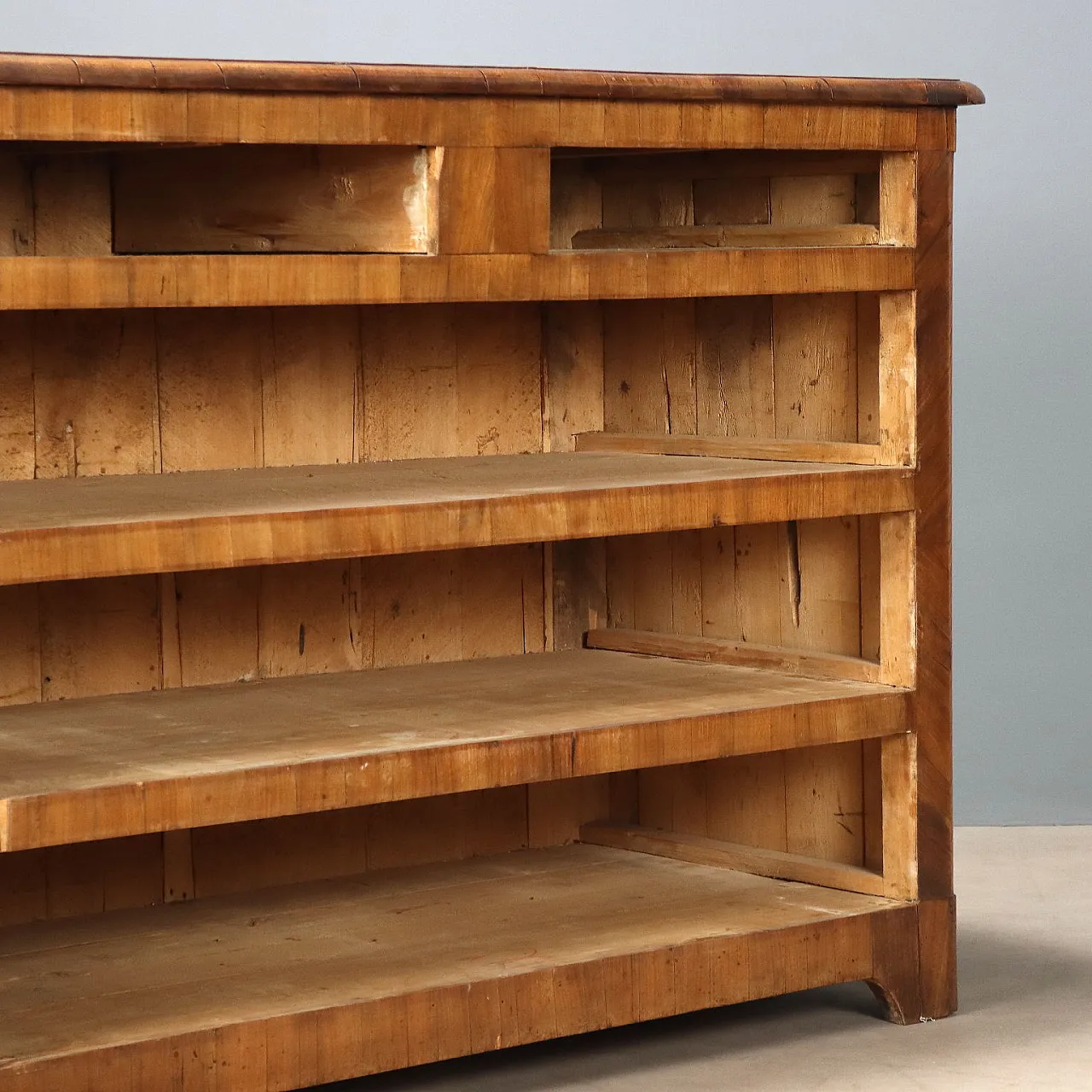 Walnut chest of drawers, 18th century 8