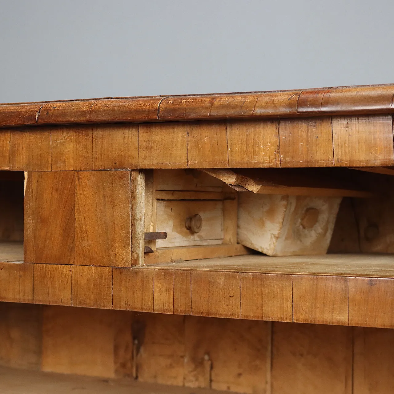 Walnut chest of drawers, 18th century 9