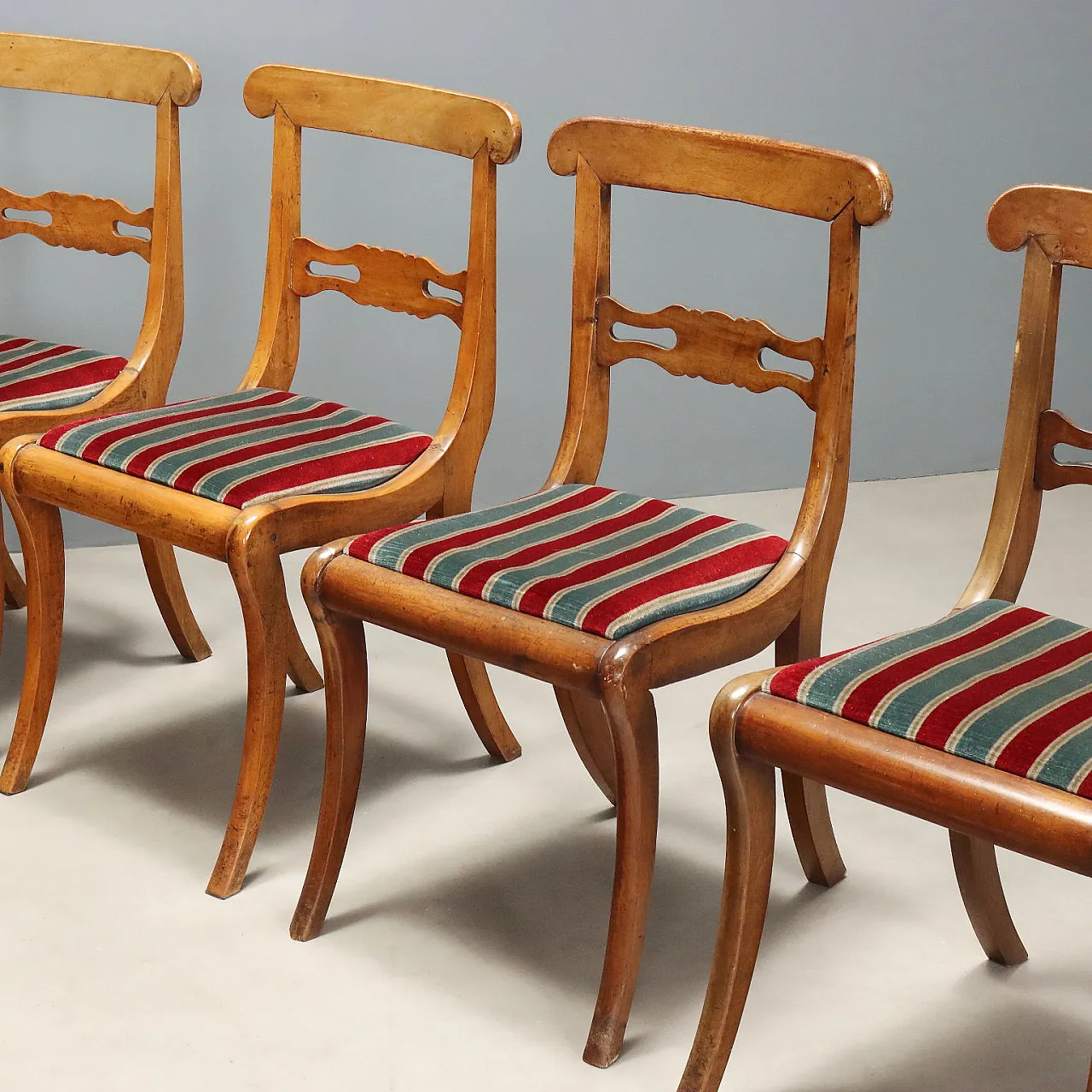 6 Walnut chairs, 19th century 3