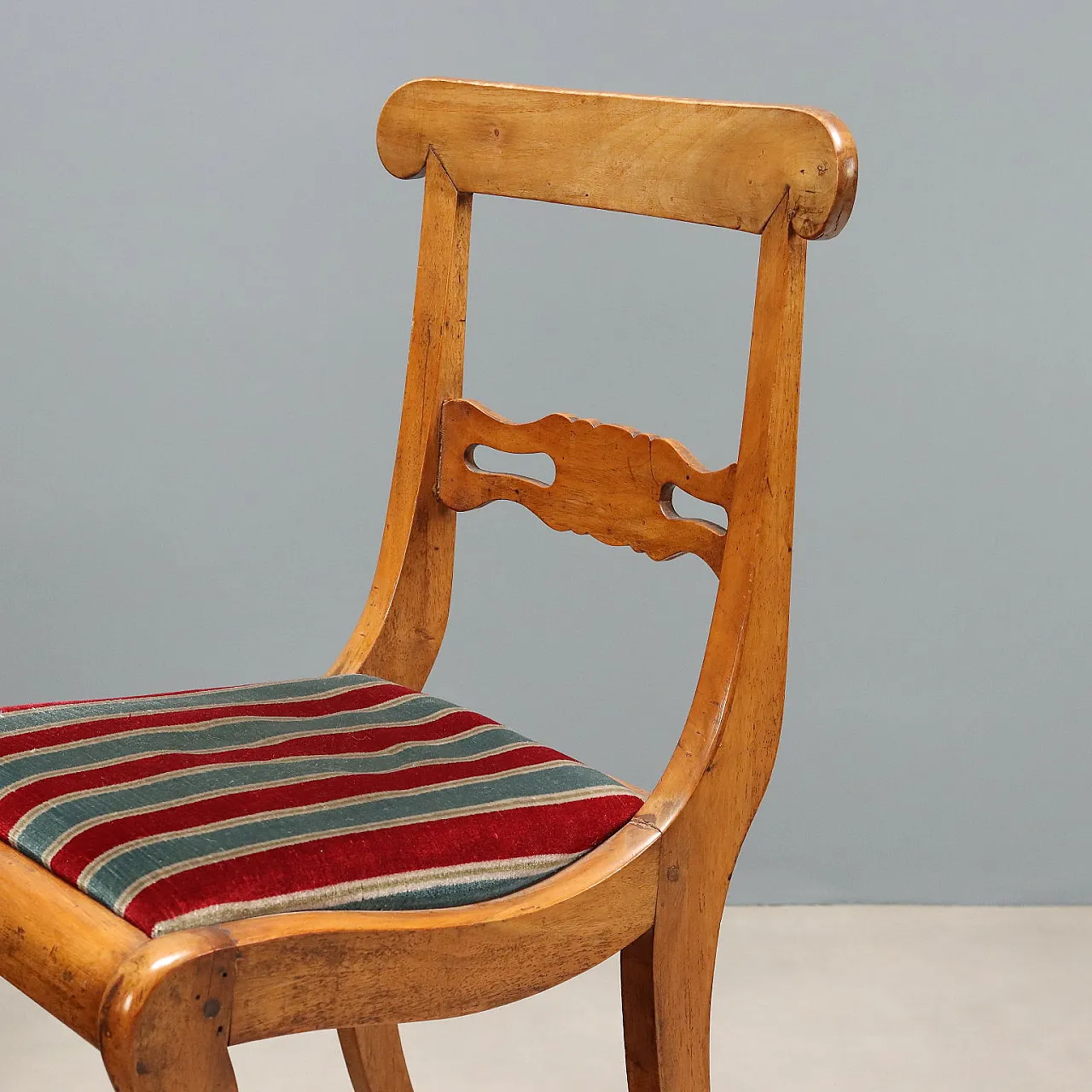 6 Walnut chairs, 19th century 4