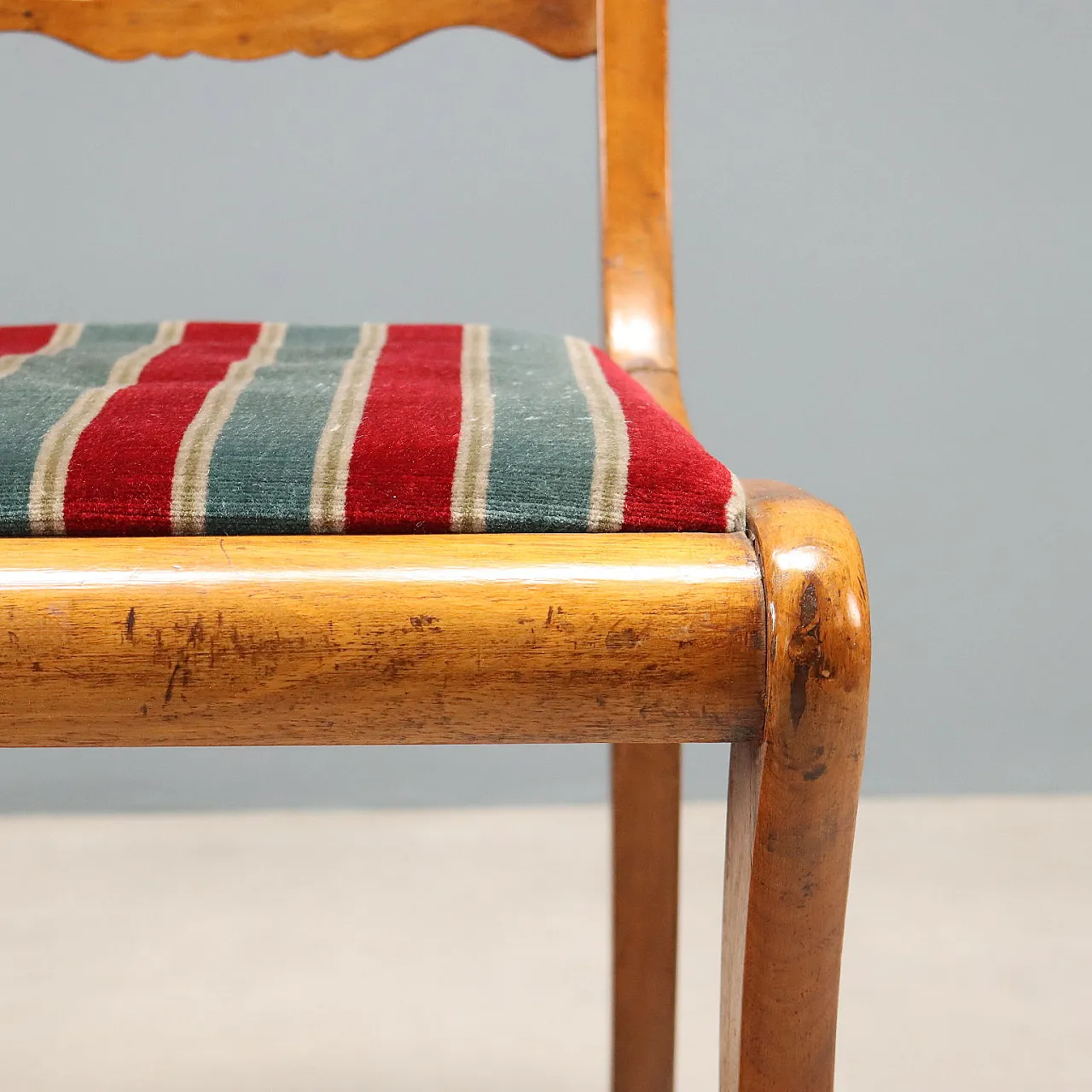 6 Walnut chairs, 19th century 6