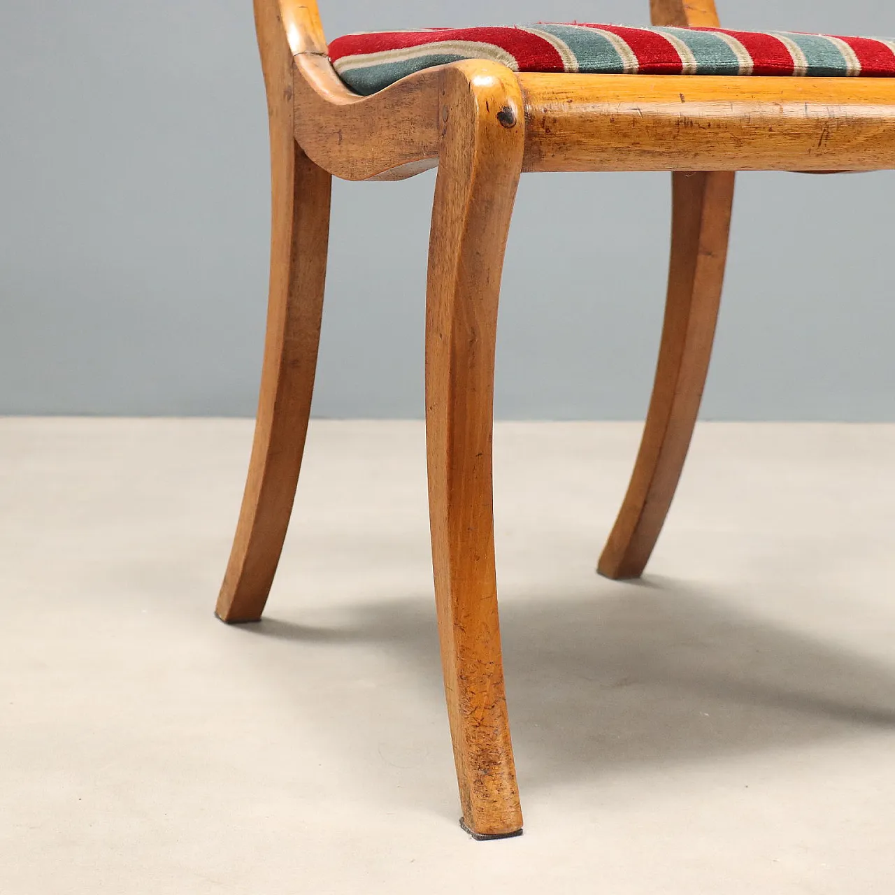 6 Walnut chairs, 19th century 7