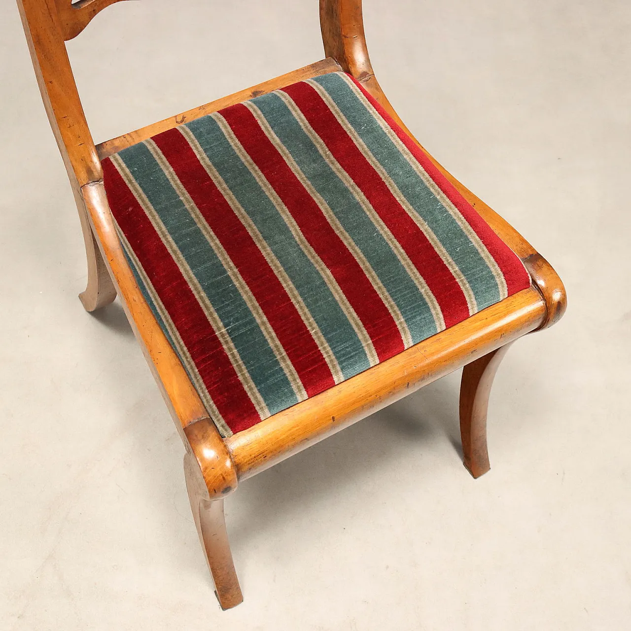 6 Walnut chairs, 19th century 8