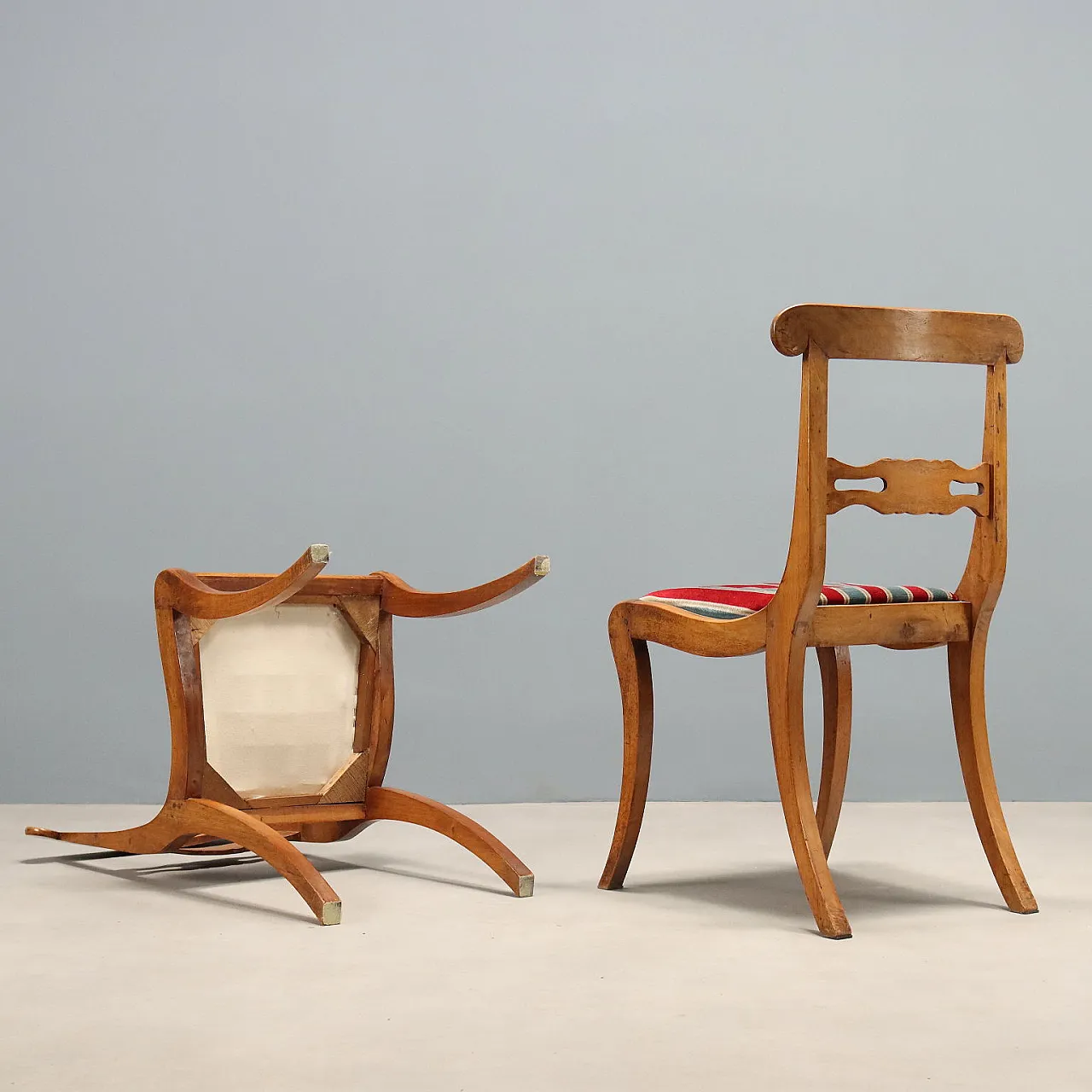 6 Walnut chairs, 19th century 9
