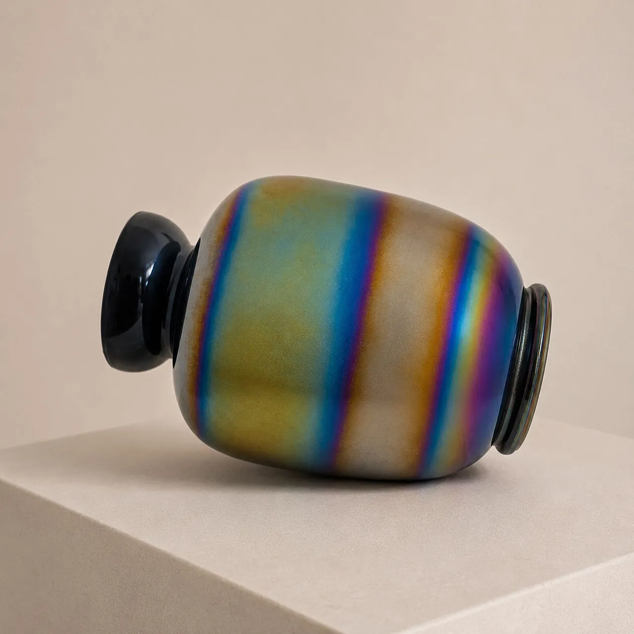 Vaso italiano anni ’70 in vetro olografico iridescente stile Venini 5