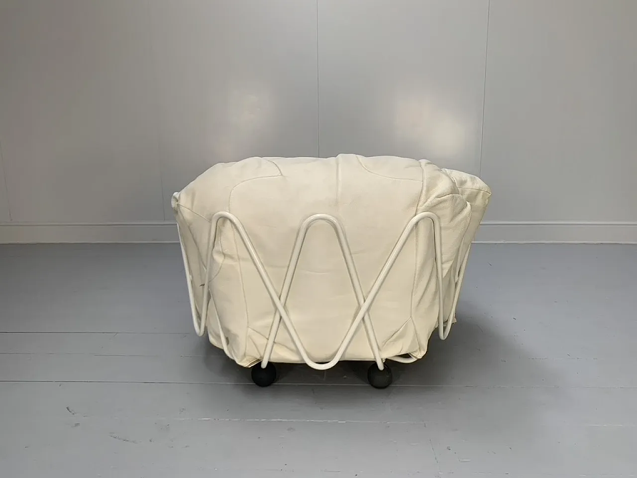 Poltroncina Edra Corbeille – In pelle bianco avorio 1