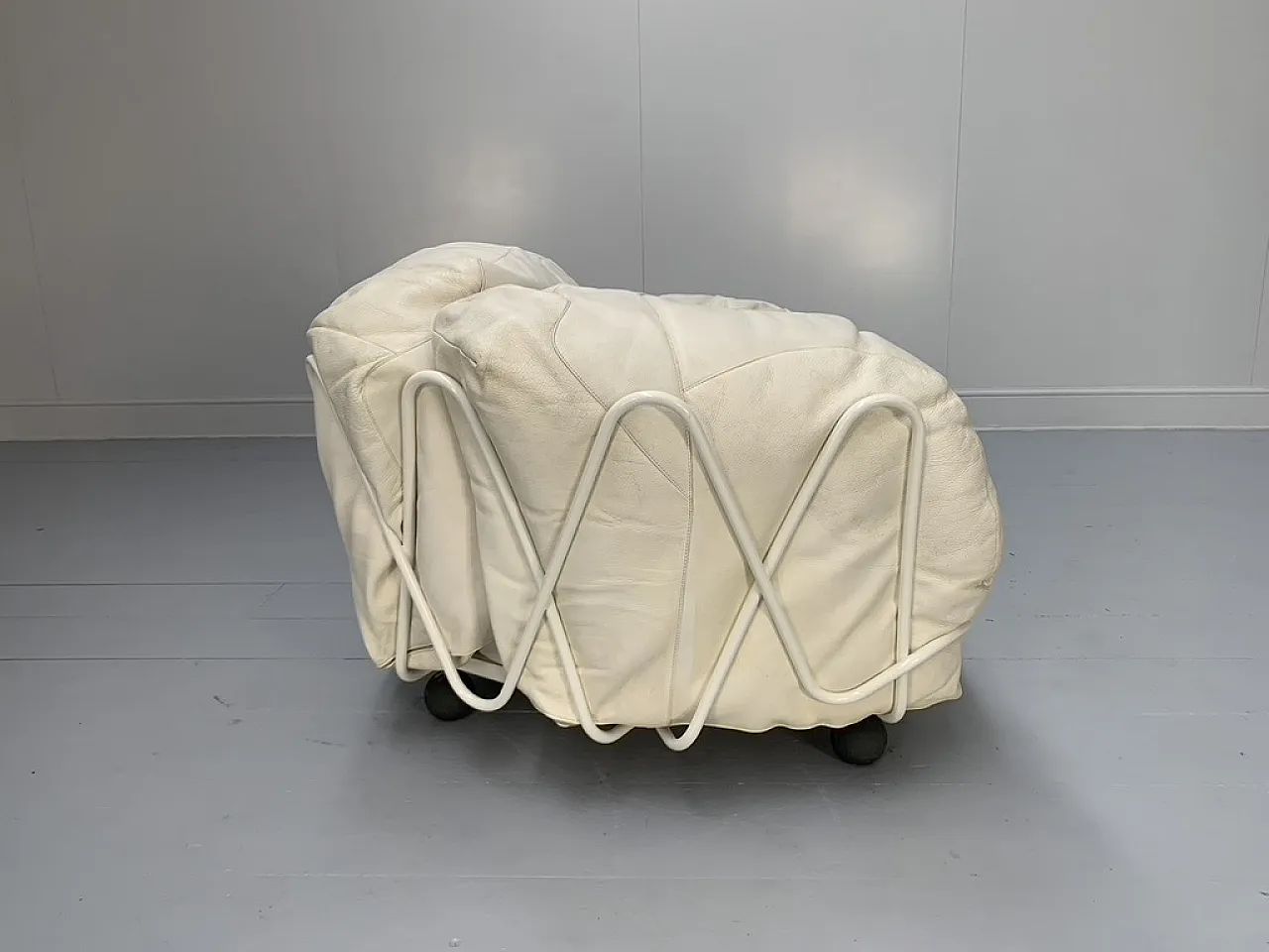 Poltroncina Edra Corbeille – In pelle bianco avorio 2