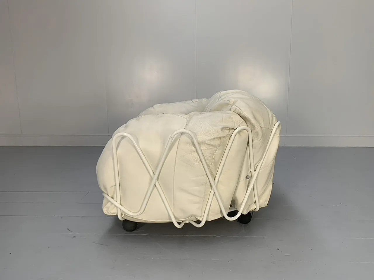 Poltroncina Edra Corbeille – In pelle bianco avorio 3