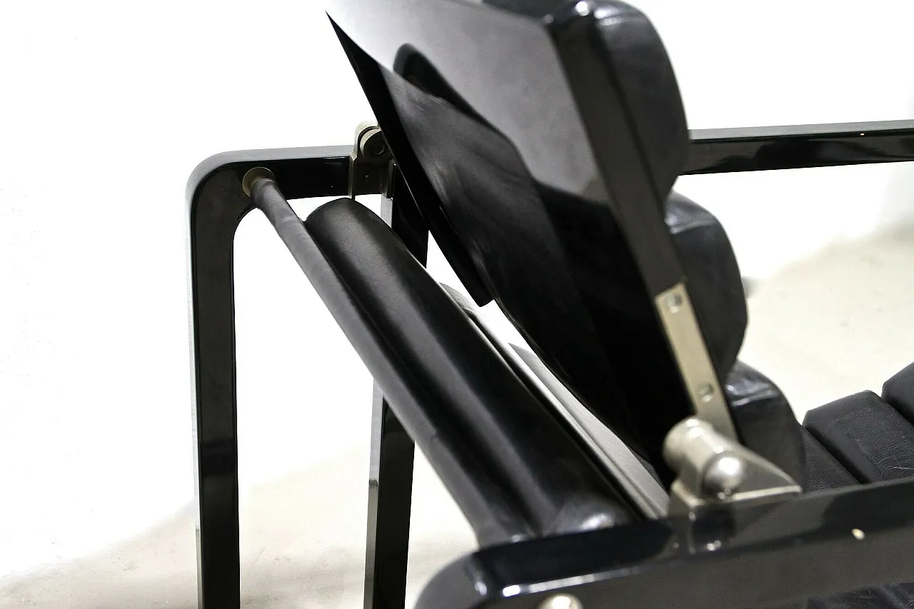 Chaise longue in pelle nera di Eileen Gray, Francia, 1927 17
