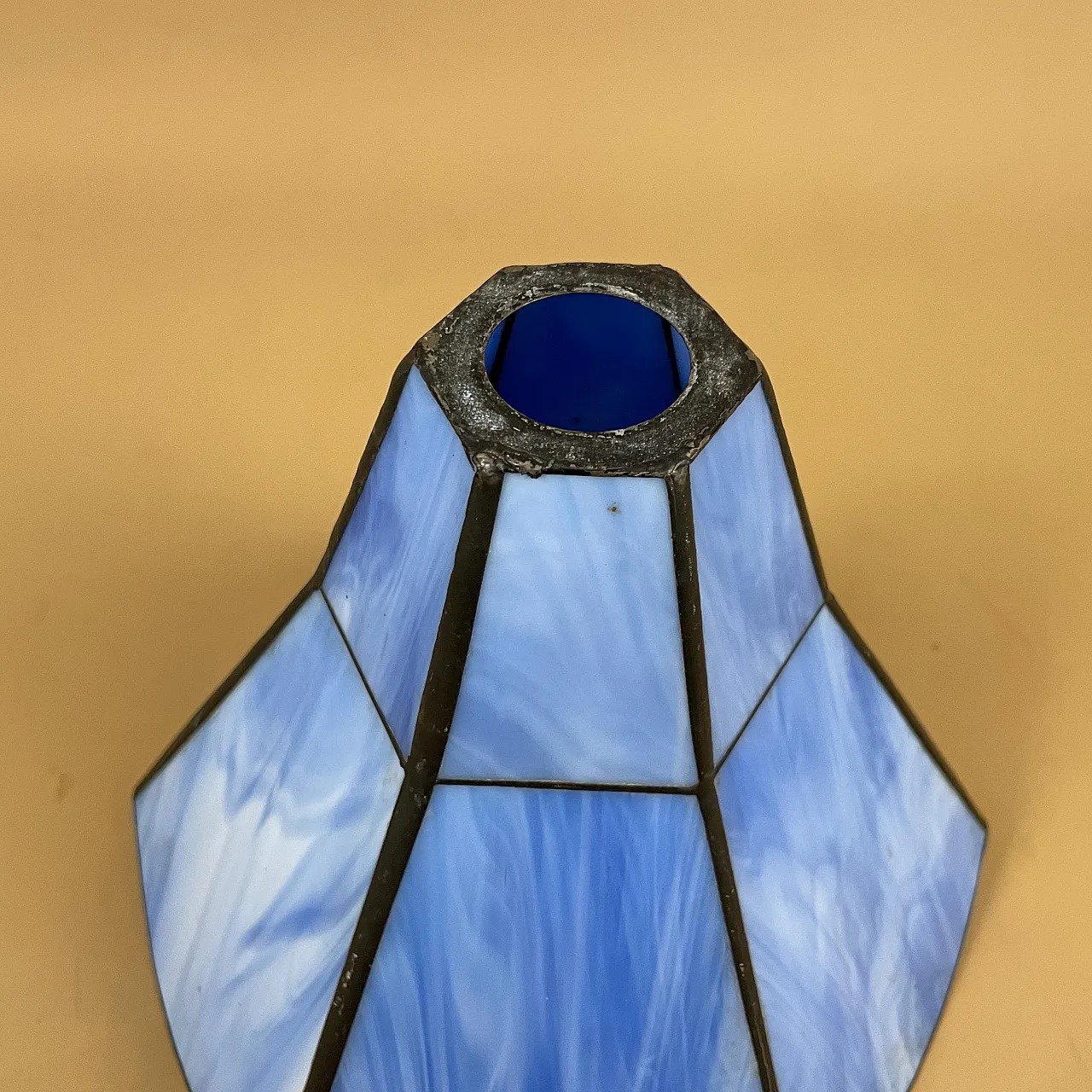 Lampada da tavolo leggera con paralume antico 1