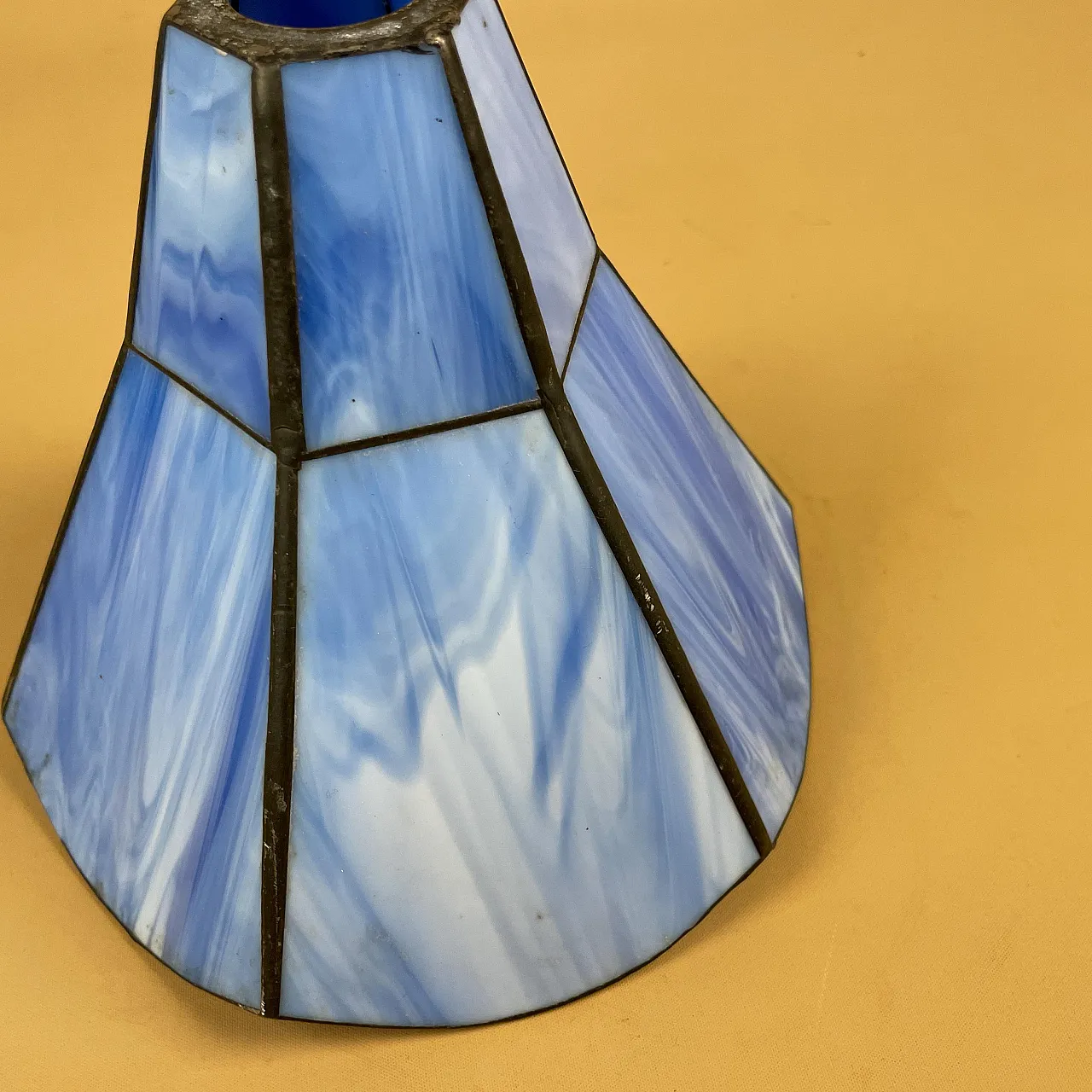 Lampada da tavolo leggera con paralume antico 4
