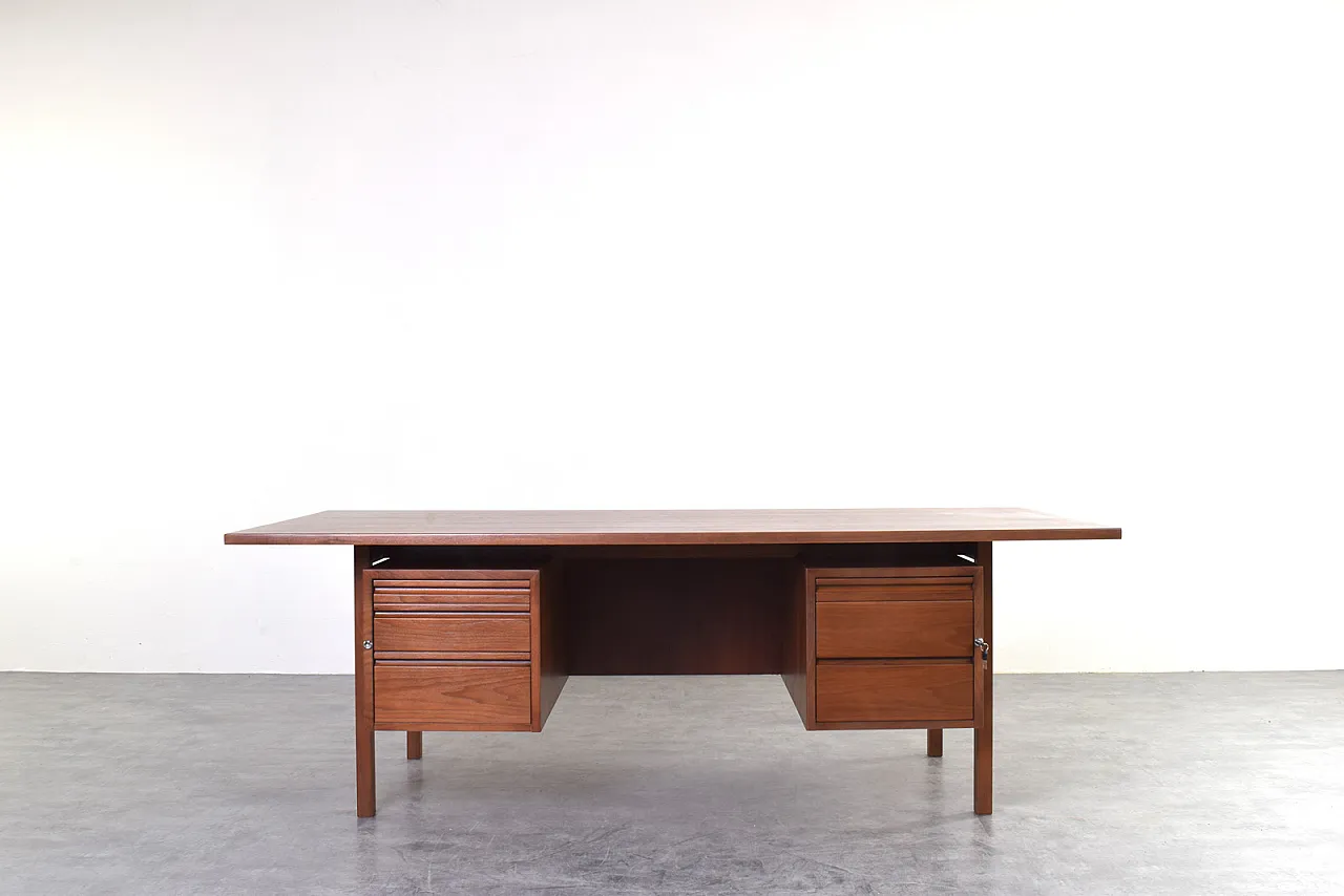 Mid-Century Large American Walnut Executive Desk 1