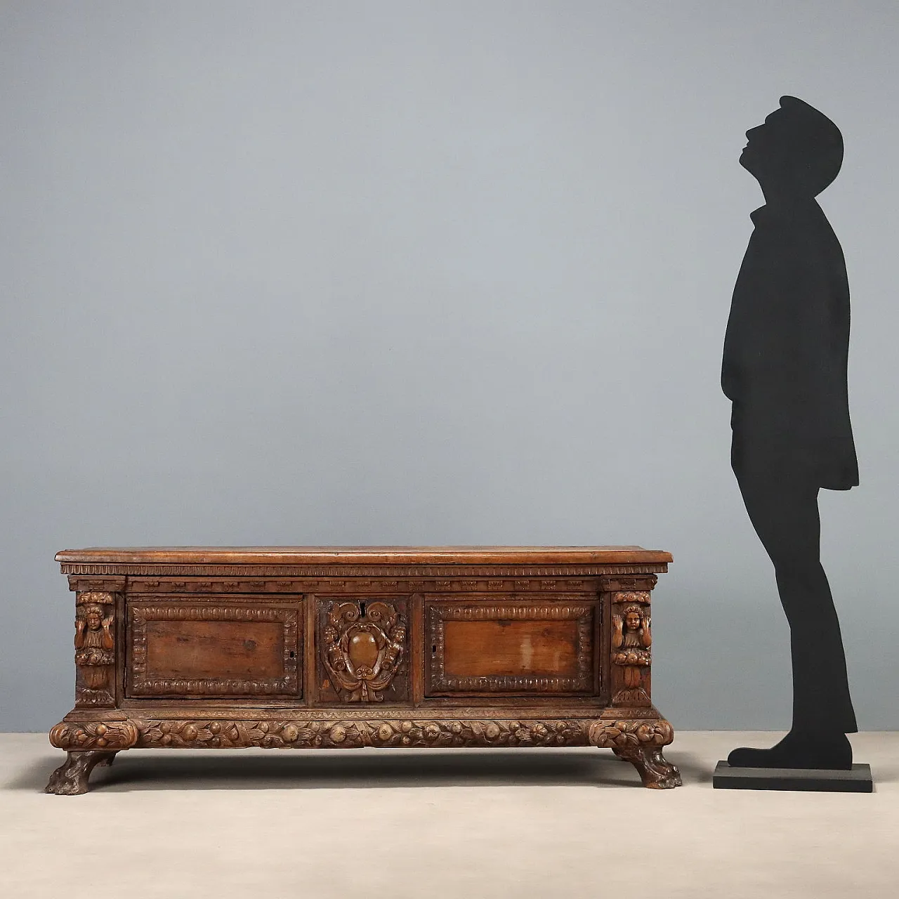 Baroque walnut chest, early 17th century 2