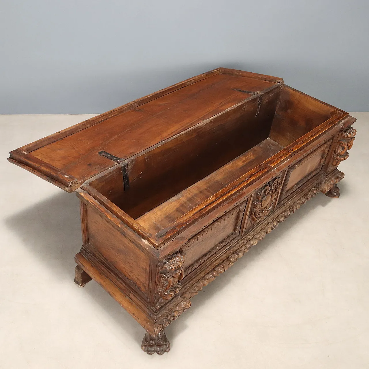Baroque walnut chest, early 17th century 3