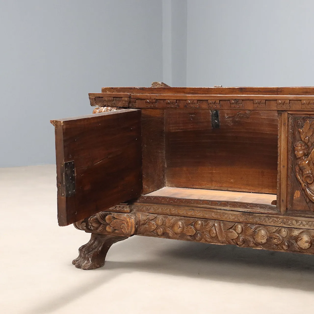 Baroque walnut chest, early 17th century 4