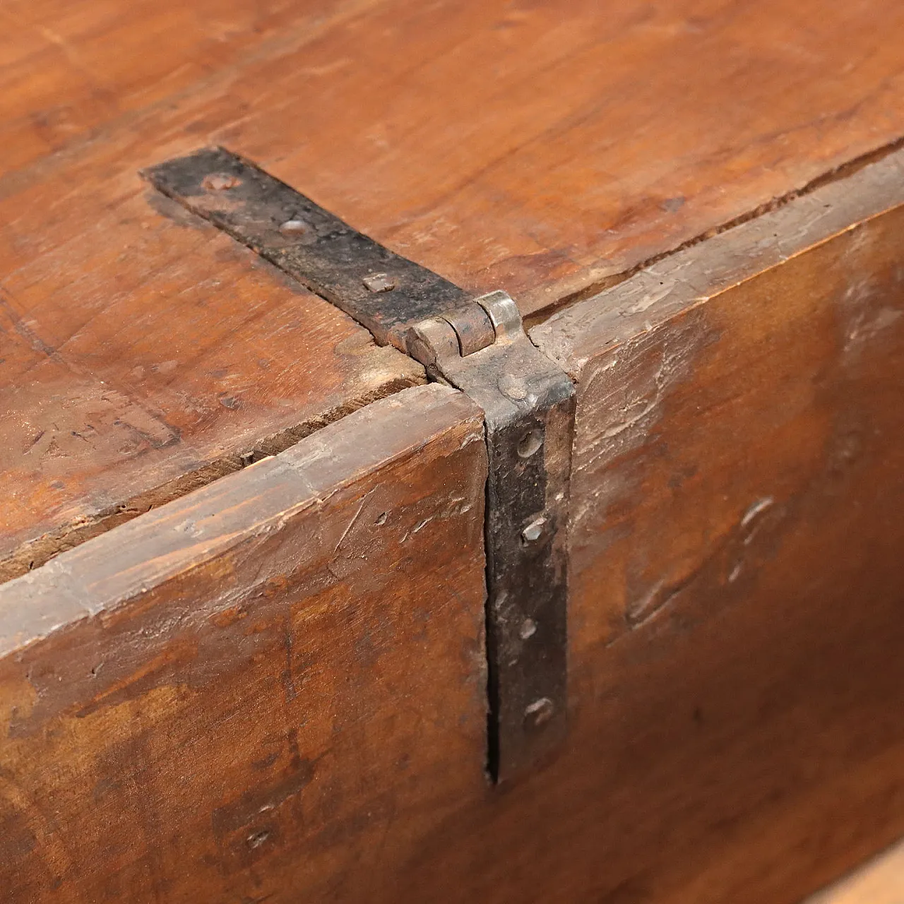 Baroque walnut chest, early 17th century 5