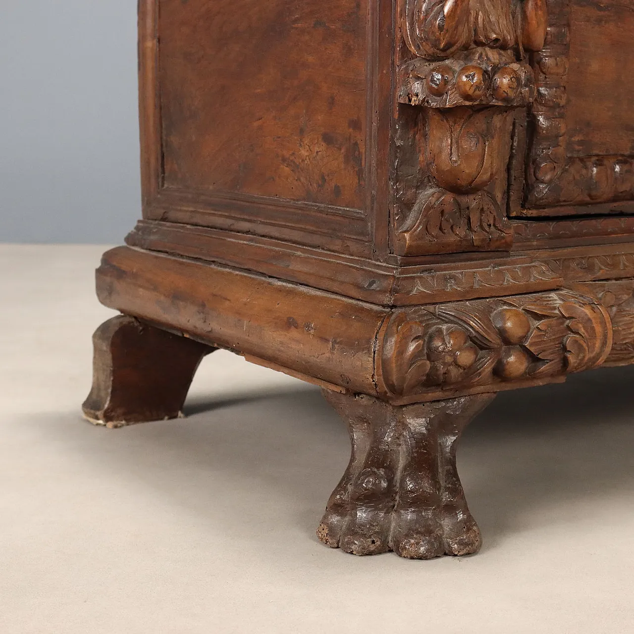 Baroque walnut chest, early 17th century 9